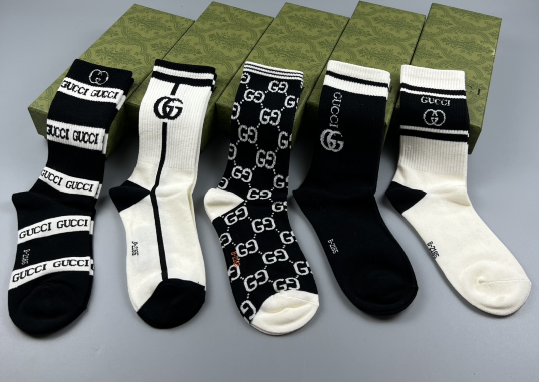 💛配专柜包装
GUCCI（古驰）新款中长款堆堆袜袜子！一盒五双，专柜同步筒袜袜子，💛大牌出街，潮人必备。