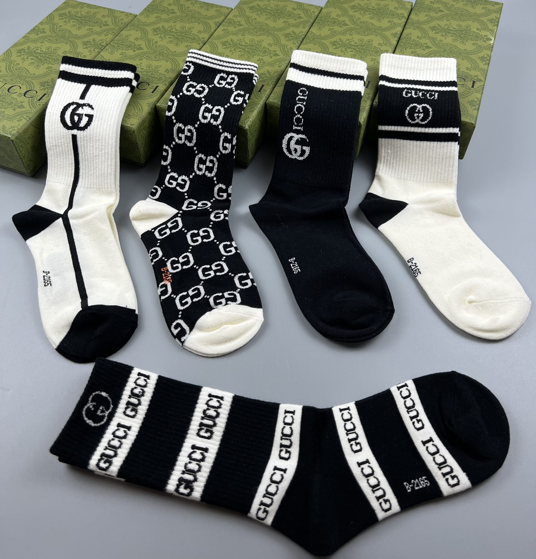 💛配专柜包装
GUCCI（古驰）新款中长款堆堆袜袜子！一盒五双，专柜同步筒袜袜子，💛大牌出街，潮人必备。