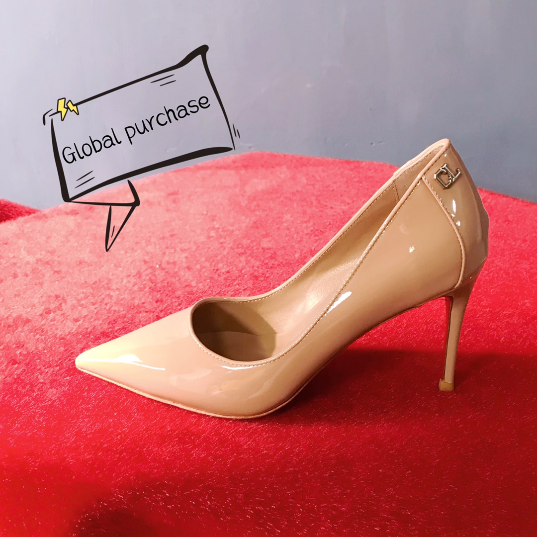NO:100471,High-end customization classic model H8.5Cm, size 34-42. genuine leather big sole. 9039-.nude leather.nude sheepskin, CL trademark and standard European code No:9039- Color:nude Material:patent leather Lining:goat leather Heel height:8.5Cm Sole:leather sole Size:EUR 35-42 (US 4-11):,,christian louboutin,christian louboutin,sheepskin,Leather soles19860909高端订制 精典款 H8.5Cm,尺码34-42码.真皮大底.9039-.裸色皮.裸色羊皮里,CL商标和 标准欧码 No:9039- Color:nude Material:patent leather Lining:goat leather Heel heigh:8.5Cm Sole:leather sole Size:EUR 35－42（US 4一11) :,,christian louboutin,christian louboutin,sheepskin,Leather soles,Women's Shoes