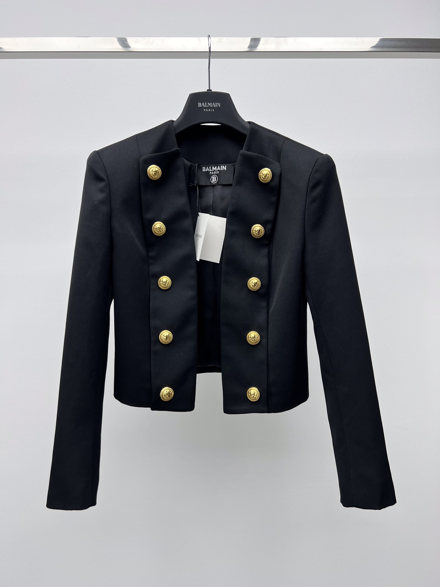 Balmai Women’s Suit: Jacket, Shorts, and Packing Essentials - 图片 2