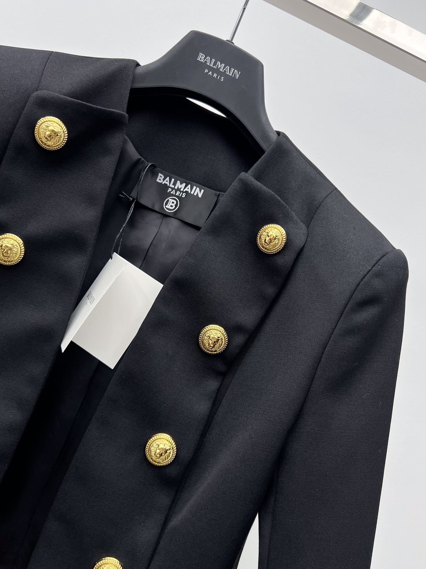 Balmai Women’s Suit: Jacket, Shorts, and Packing Essentials - 图片 3
