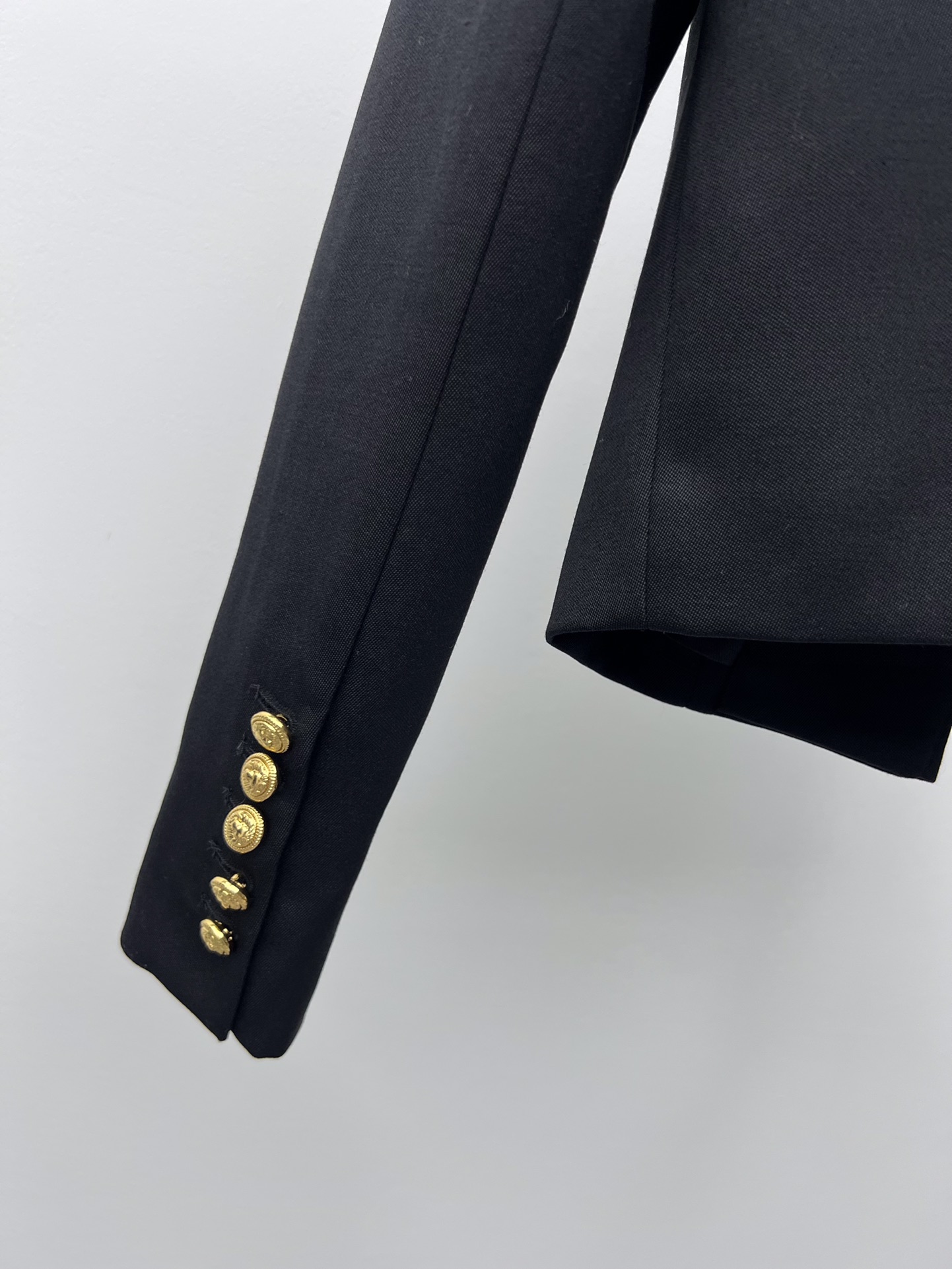 Balmai Women’s Suit: Jacket, Shorts, and Packing Essentials - 图片 9