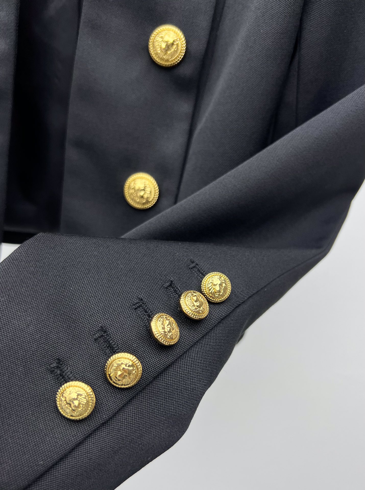 Balmai Women’s Suit: Jacket, Shorts, and Packing Essentials - 图片 6