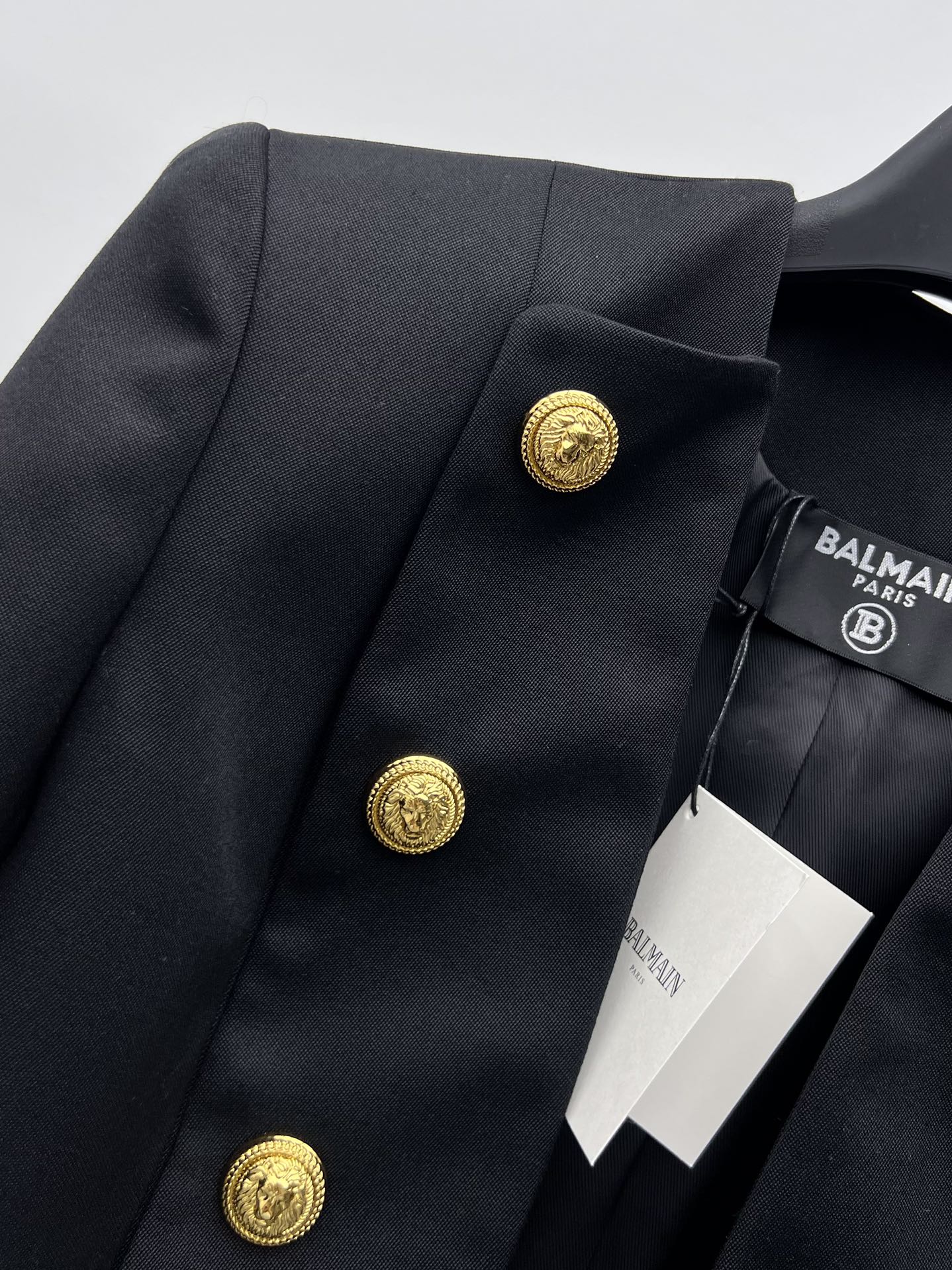 Balmai Women’s Suit: Jacket, Shorts, and Packing Essentials - 图片 4