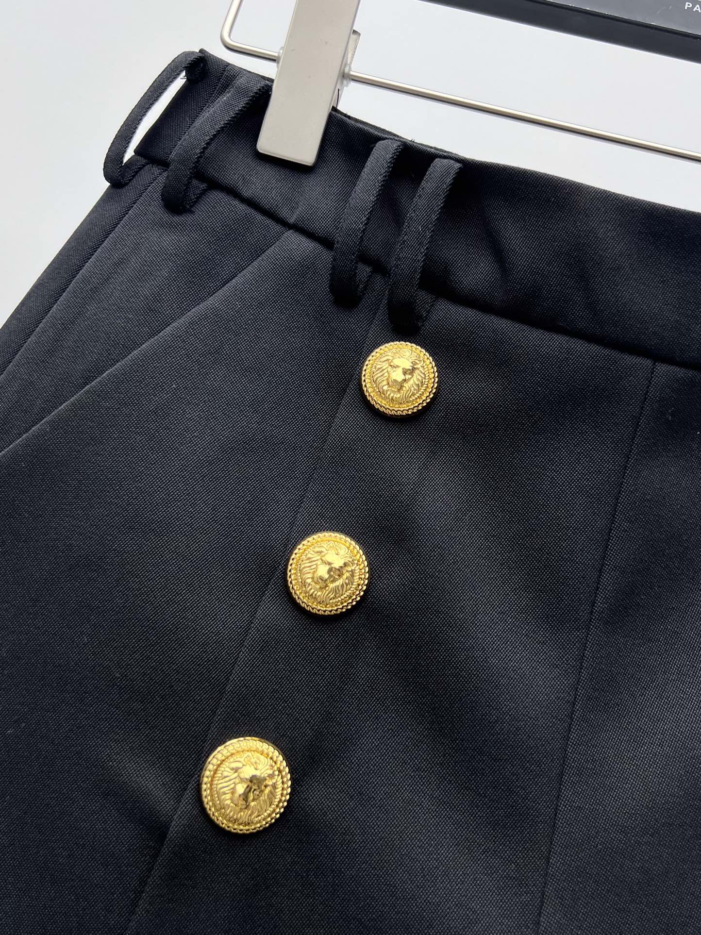 Trendy Women’s Apparel: Wool Suit with High Waist and Balmain Shorts - 图片 4