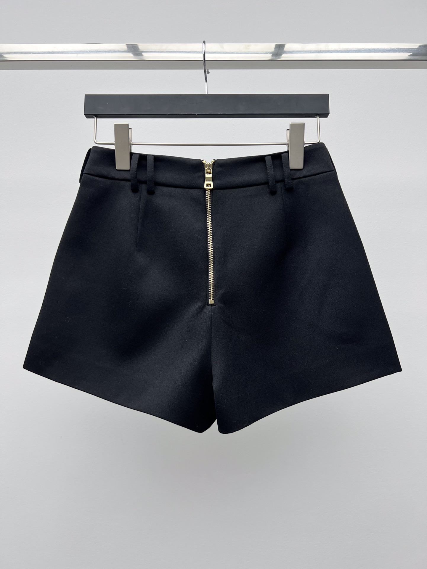Trendy Women’s Apparel: Wool Suit with High Waist and Balmain Shorts - 图片 7