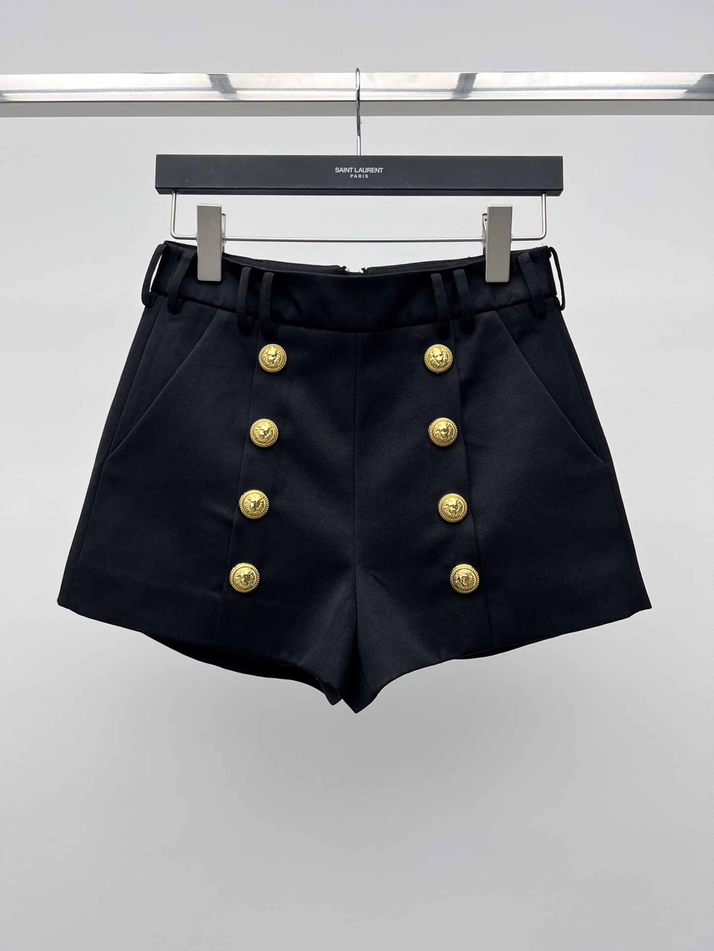 Trendy Women’s Apparel: Wool Suit with High Waist and Balmain Shorts - 图片 2