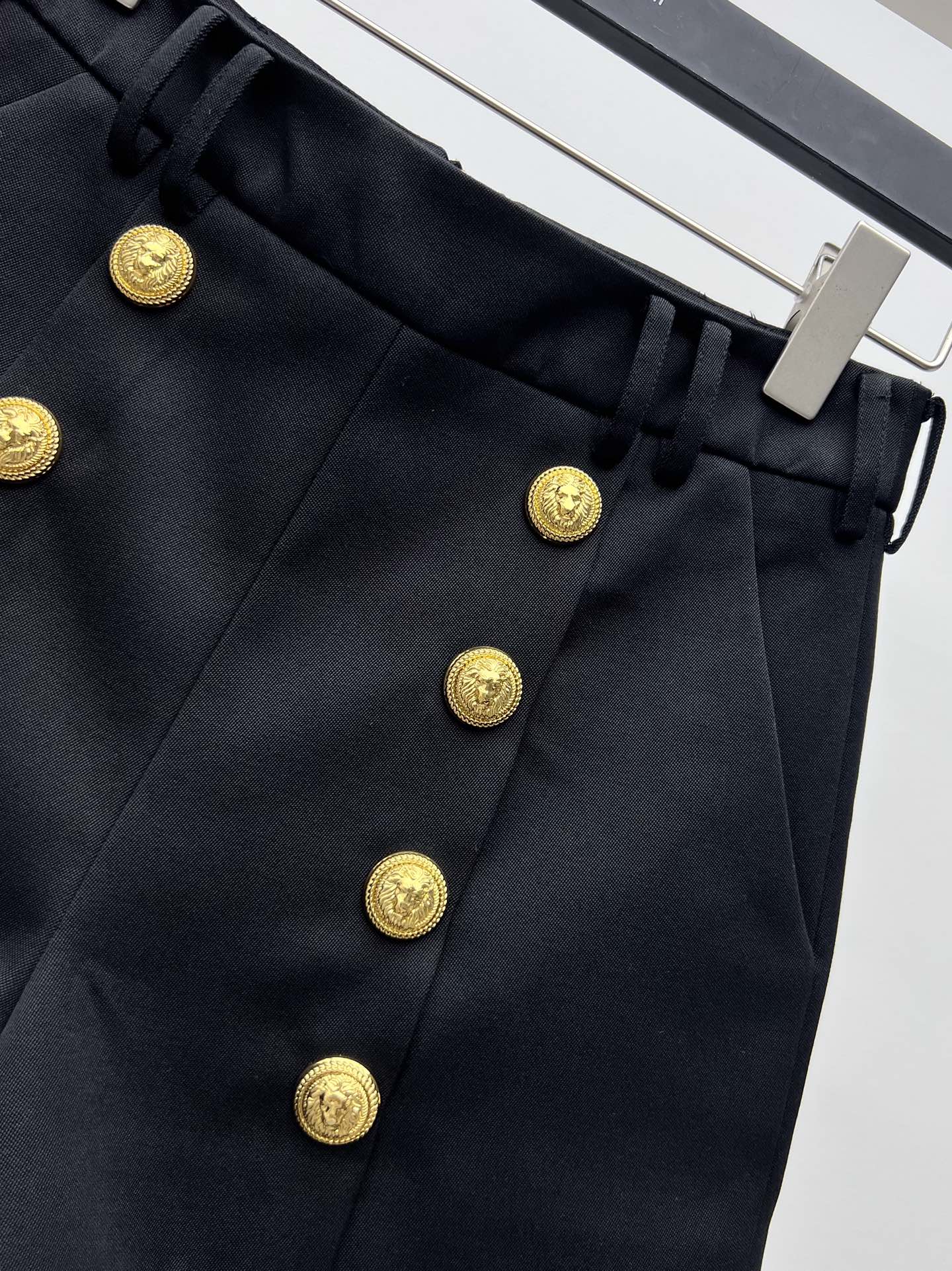 Trendy Women’s Apparel: Wool Suit with High Waist and Balmain Shorts - 图片 3