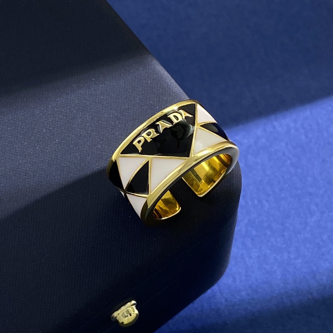 C-shaped Rings in Gold, Black, Silver, Brass, and 18k Gold on Oil Triangle Drops - 图片 3