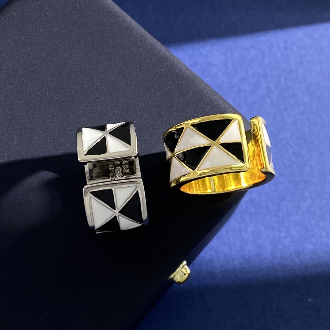 C-shaped Rings in Gold, Black, Silver, Brass, and 18k Gold on Oil Triangle Drops - 图片 5