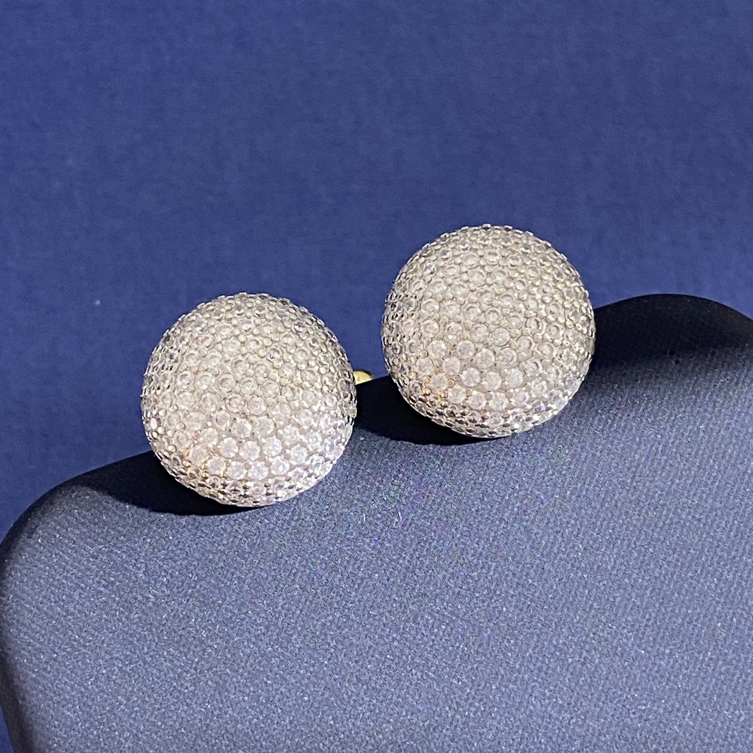 Loewe’s Fashion Statement: High-End Ring Nails with Drilled Little Mushrooms - 图片 9