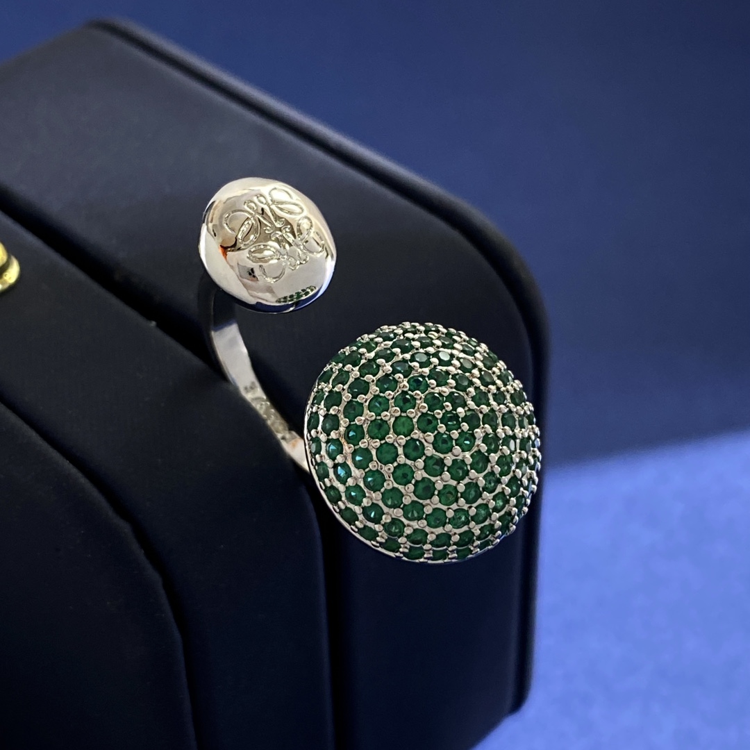 Loewe’s Fashion Statement: High-End Ring Nails with Drilled Little Mushrooms - 图片 2