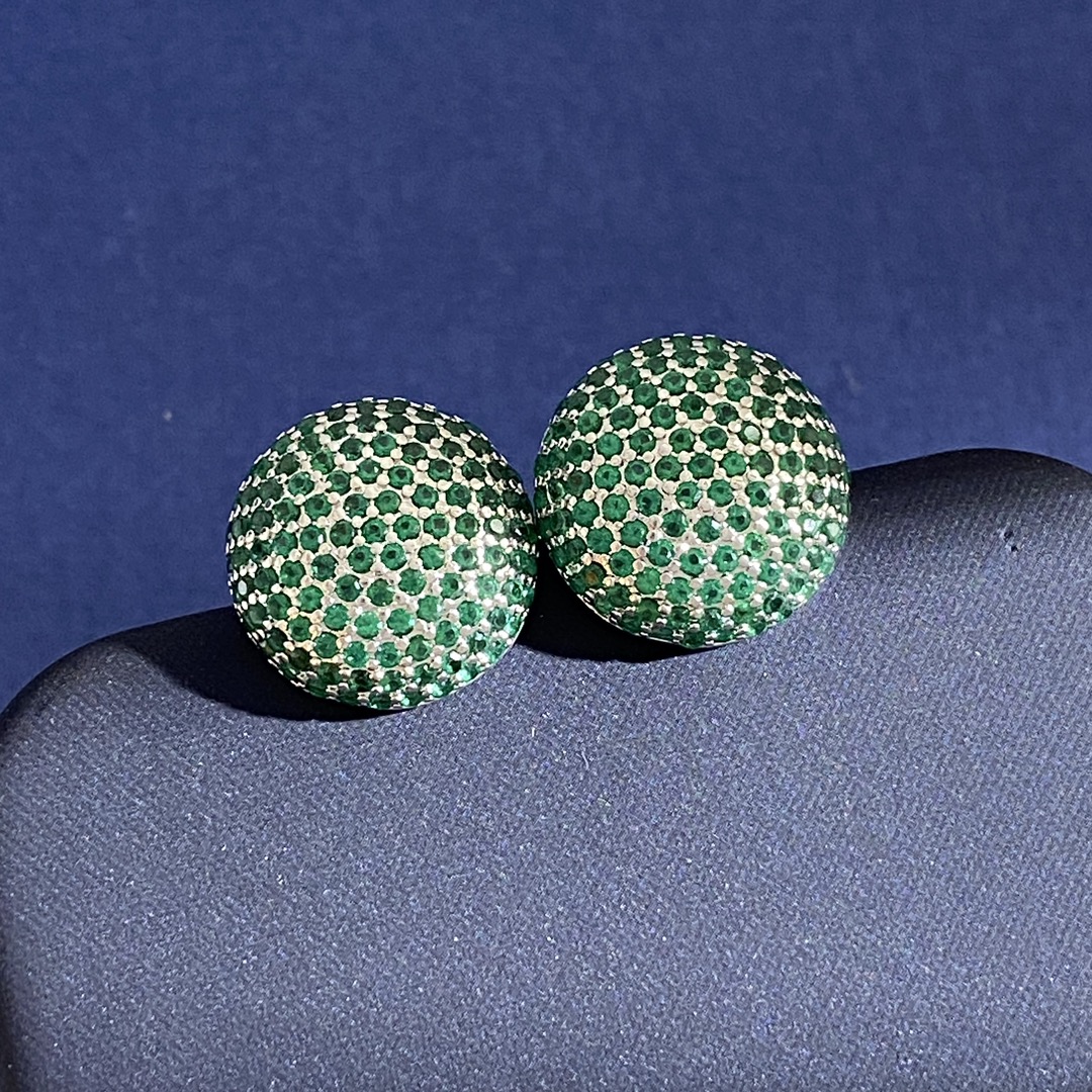 Loewe’s Fashion Statement: High-End Ring Nails with Drilled Little Mushrooms - 图片 7