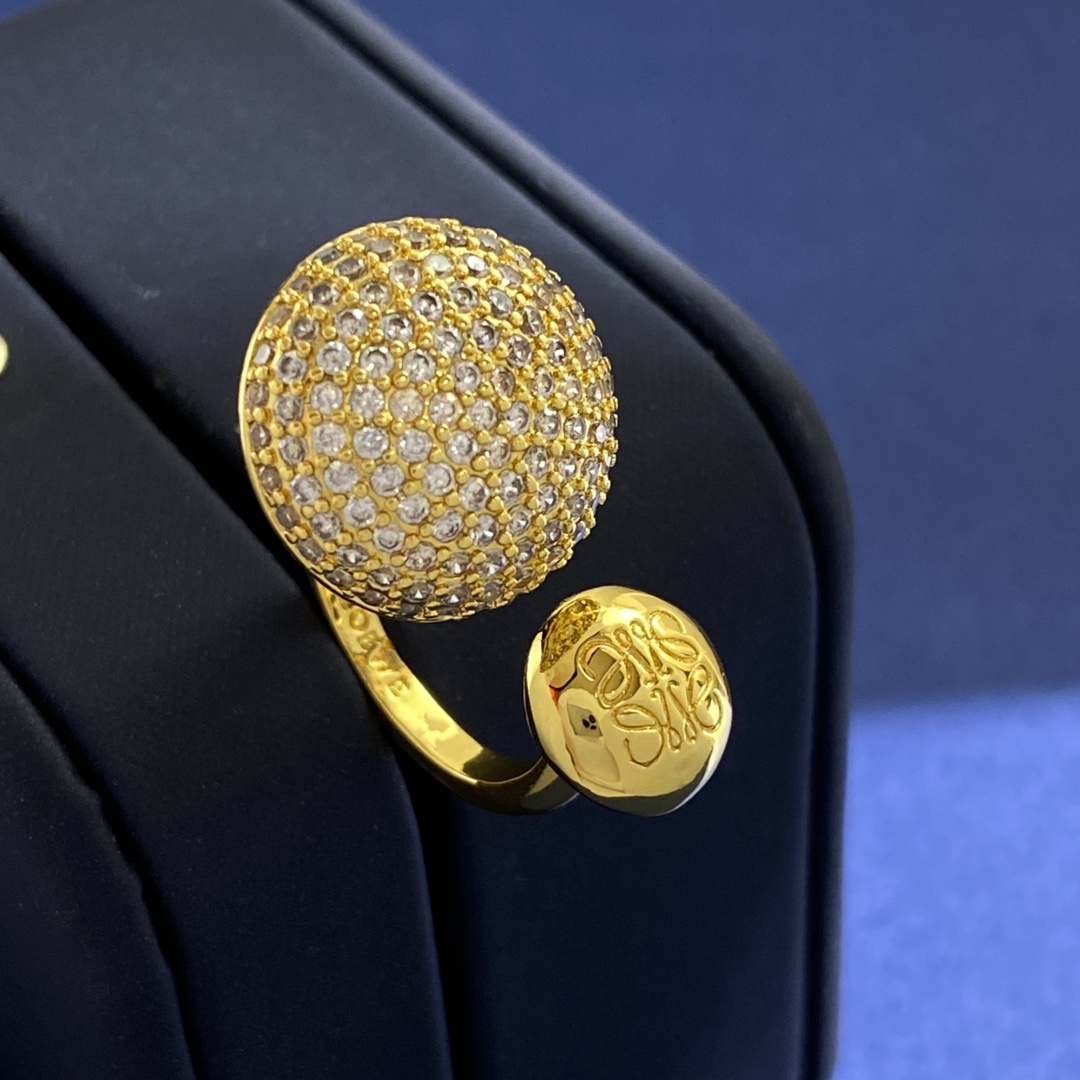 Loewe’s Fashion Statement: High-End Ring Nails with Drilled Little Mushrooms - 图片 3