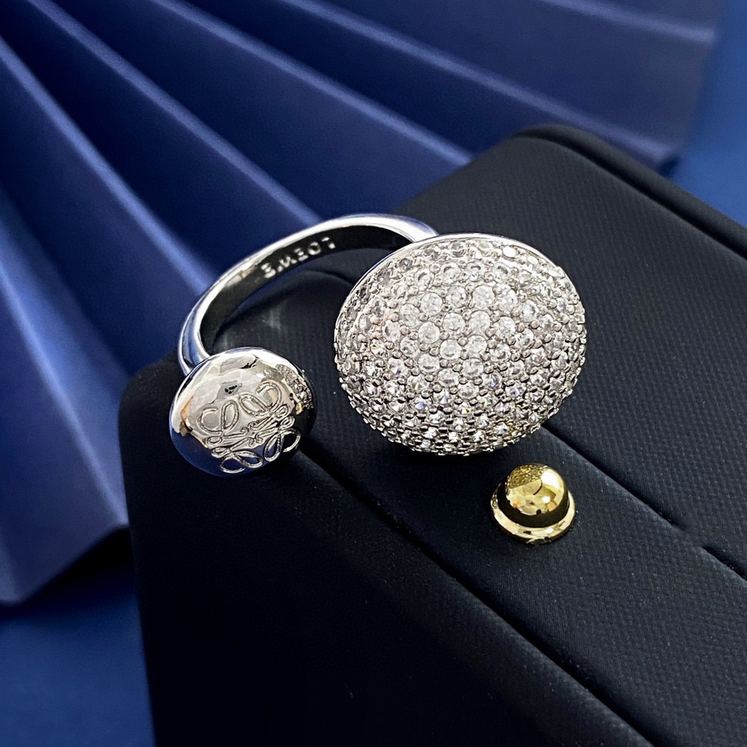 Loewe’s Fashion Statement: High-End Ring Nails with Drilled Little Mushrooms - 图片 5