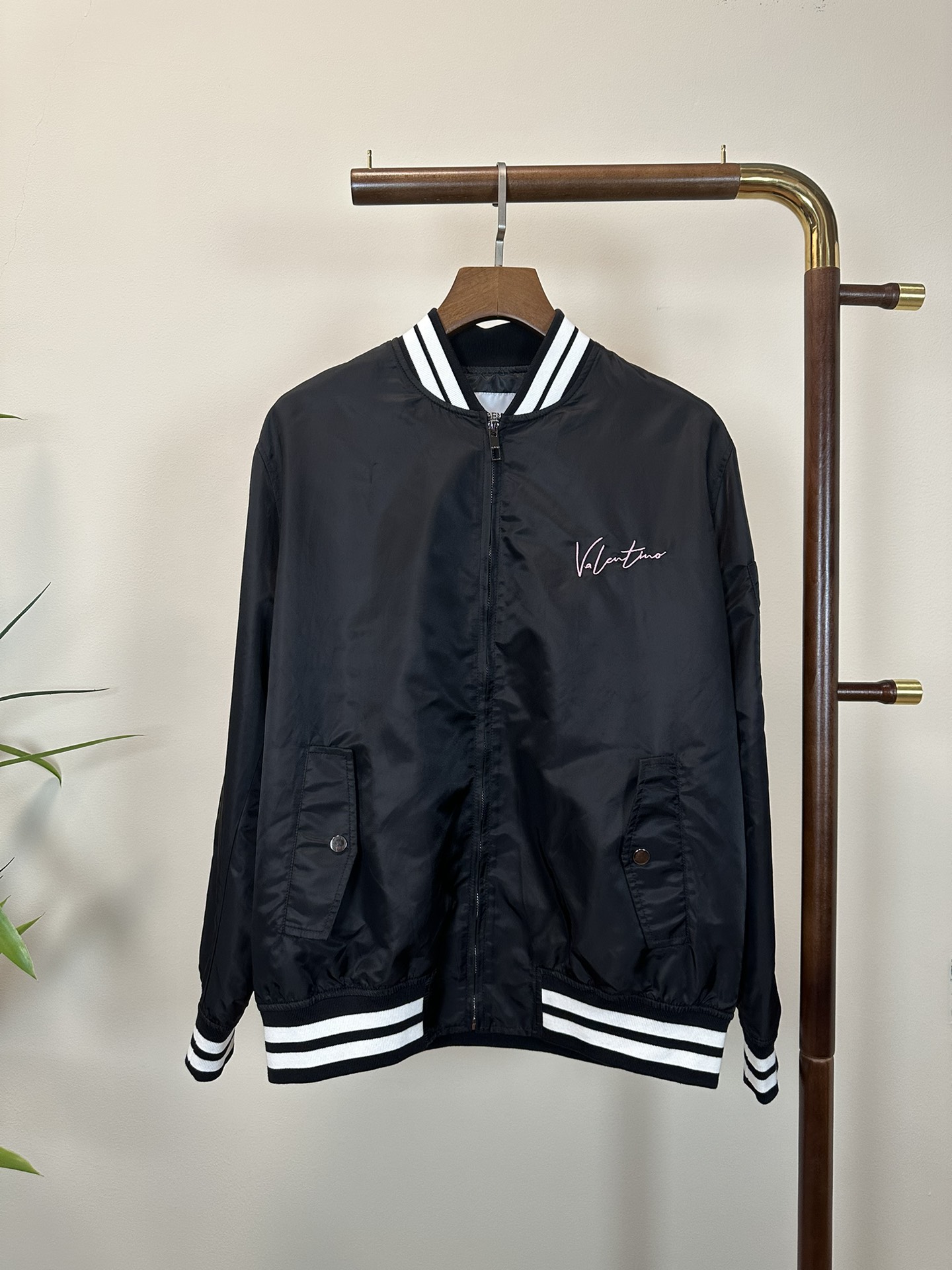 NO:413142,VLTN Men's Embroidered Bomber Jacket Three-dimensional cut loose style, fashionable and stylish, and very slim and slim. Whether it is for the spring and autumn jacket or the usual styling, it is very nice. High-tech fabric, windproof and waterproof, breathable and UV rays. The fabric has good sun protection function, can block UV rays well and protect the skin from UV rays. Suitable for outdoor travel Size M-XXL,, jackets & coats, jackets & coats, alexander wang19860909VLTN 男士刺绣飞行员夹克 立体裁剪的宽松版型,时髦有型的同时又非常修身显瘦～不管是春秋做为外套穿搭,还是平时用以凹造型都非常nice 高科技面料,防风防水 透气防紫外线,面料具有良好的防晒功能,能够很好的阻挡紫外线,保护肌肤不受紫外线侵袭 适合户外旅行 尺码M-XXL,,jackets & coats,jackets & coats,alexander wang,Men's clothing