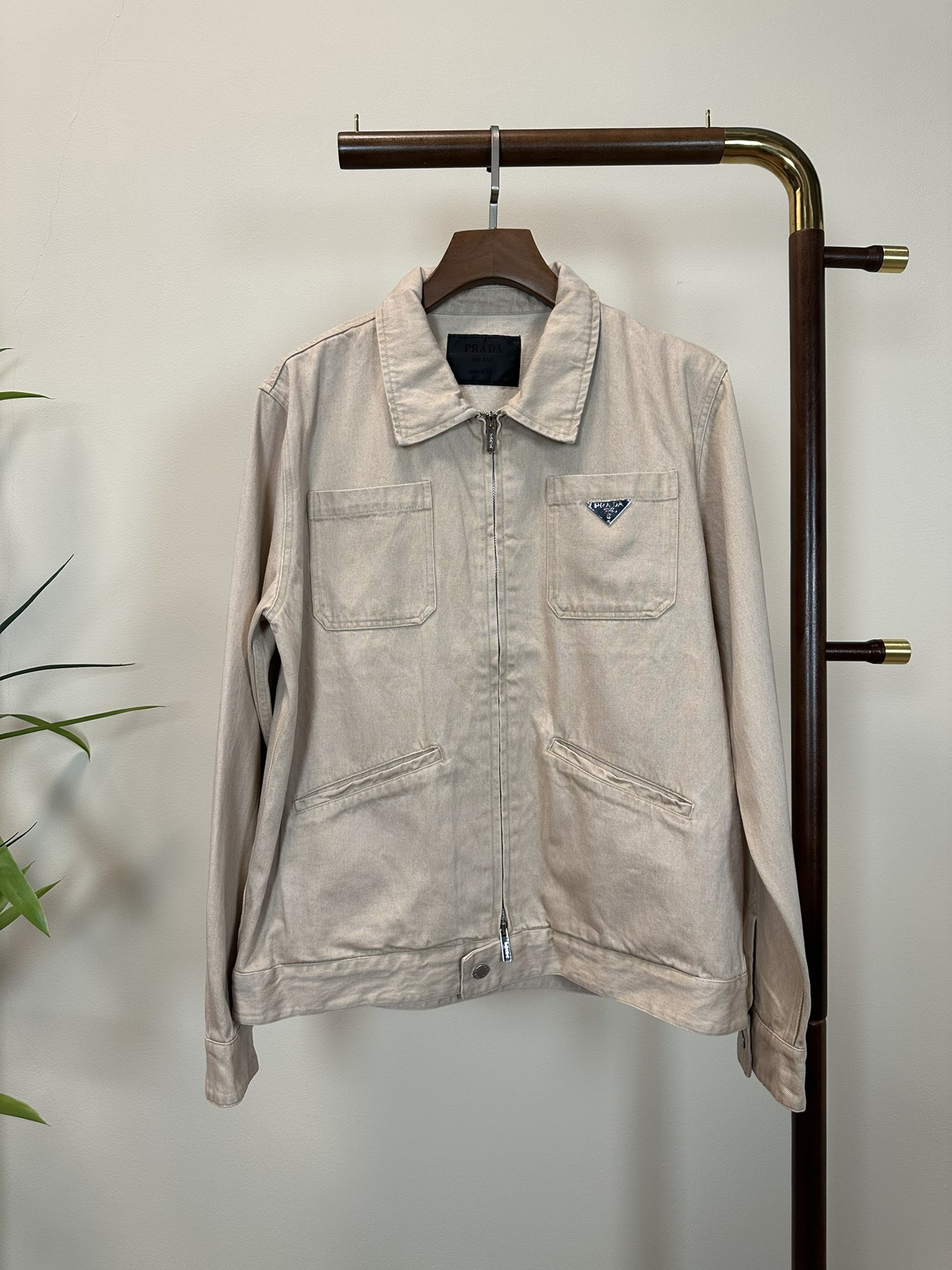 NO:413146,PRA*DA New style of men and women denim jackets, new products are on sale!  Cowboy Lan is high-end, versatile and pragmatic, and does not attract attention!  Limited editions in Hong Kong, Macao and Taiwan!  !  Three-dimensional cut pure cotton material is not easy to pleat. Pure cotton material is breathable and comfortable, undertaken by Taiwan’s foreign trade company, and the material is exquisite and delicate. It seems to be Prada’s patented high quality. Customized chest pocket triangle logo design!  Integrating with modern people's life forms, not only in the material, color and style, but also in the life philosophy behind the design coincides with modern people's dual mentality of pursuing personal practicality and fashion aesthetics, achieving a perfect balance between function and aesthetics. It is not only a display of fashion trends, but also the ultimate of modern aesthetics. Another alternative to mature style, black color apricot beige code number M-XXL,,prada,prada,jackets & coats,jackets & coats,alexander wang19860909PRA*DA 普拉达 新款男女同款牛仔夹克外套,新品发售！牛仔兰高级百搭实用主义不哗众取宠！港澳台地区限定款！！立体裁剪纯棉材质不易褶皱纯棉材质透气舒适、台湾外贸公司承接、材质精致细腻似乎是普拉达专利品质上乘 定制胸前口袋三角logo设计！与现代人生活形态水乳相融,不仅在材料、颜色与款式工夫,设计背后的生活哲学正巧契合现代人追求切身实用与流行美观的双重心态,在机能与美学之间取得完美平衡,不但是时尚潮流的展现,更是现代美学的极致.的另一种选择替代风格成熟、 颜色黑色 杏米色 码数M- XXL,,prada,prada,jackets & coats,jackets & coats,alexander wang,Men's clothing