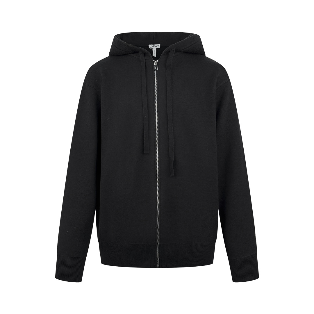 NO:471133,.Loewe Anagram Zip hoodie Fabric woven 32 rabbit velvet blended yarn The fineness of rabbit velvet is very fine among animal fibers The average fineness is about 10.83 microns As thin as silk, as soft as clouds The front is decorated with homogeneous clean fit display Matched with back Anagram Embossed embroidery gives a simple and modern beauty A profound visual space Simple and generous Fresh and refined Fresh and refined Show elegant figure Exudes infinite charm Craft 1 Relief embroidery Creates embossed patterns on the fabric through embroidery techniques Through layered and interlaced embroidery, the embroidery thread forms three-dimensional texture and layers on the fabric Craft 2: Washing and softening of the laundry washing water and deodorization process through professional washing equipment and specific detergents Deeply clean and deodorized clothing Improve the feel and appearance of the clothing Auxiliary materials  Custom 1:1 Loewe Zipper Custom 1:1 Loewe Trademark Style Loose Style S M L XL Exclusive, loewe,hats,alexander wang19860909.Loewe Anagram 拉链连帽衫 面料定织32支兔绒混纺纱 兔绒的细度是动物纤维中非常细的 平均细度约为10.83微米 细若蚕丝 柔如云朵 前幅饰以同质化clean fit展示 搭配后幅Anagram 压纹点缀 赋予简约而现代的美感 富有深意的视觉空间 简洁大方 清新脱俗 尽显优雅身姿 散发无限魅力 工艺1浮雕绣花 通过刺绣技法在织物上创造出具有浮雕效果的图案 通过层层叠加 交错绣制 使绣线在织物上形成立体的纹理和层次 工艺2: 成衣洗水加软去味工艺 通过专业的洗涤设备和特定的洗涤剂 对衣物进行深度清洁和去味处理 改善衣物的手感和外观 辅料 定制1:1 Loewe 拉链 定制1:1 Loewe 商标 版型 宽松版型 尺码 S M L XL 独家专供,,loewe,hats,alexander wang,Men's clothing