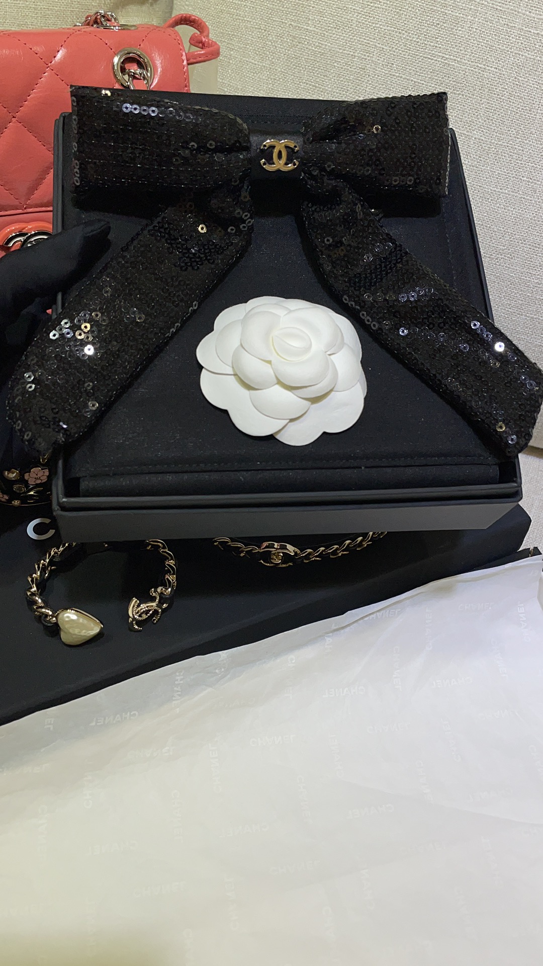 NO:631348,88180 Today’s New Products Hairpin New Black Sequin Bow Double C Hairpin Spring Clip The sparkling black sequins are shiny and high-end. It creates the atmosphere of a chaebol daughter. It is versatile all year round. You will not lose money if you invest in it, hairpins, Cardia high-end jewelry1986090988180今日新品 发夹 新款黑色亮片蝴蝶结双C发夹弹簧夹 波光粼粼的黑色亮片又闪又高级 营造财阀千金小姐氛围感 一年四季都很百搭 入股不亏,,hairpins,卡迪亚高端饰品,Jewelry