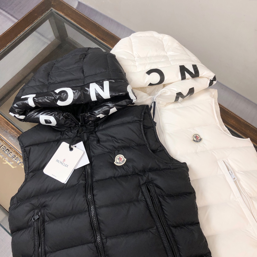  P300 moncler/蒙口连帽字母印花男女同款羽绒马甲背心
原版面尼龙面料精心制作，正面胸口处装饰蒙口独具代表性的logo细节。原版打造，内里任何细节全部还原，真绒假绒一上手就知道，只做好东西。
颜色：黑色 白色
尺码：1 2 3 4 5（M～3xl）