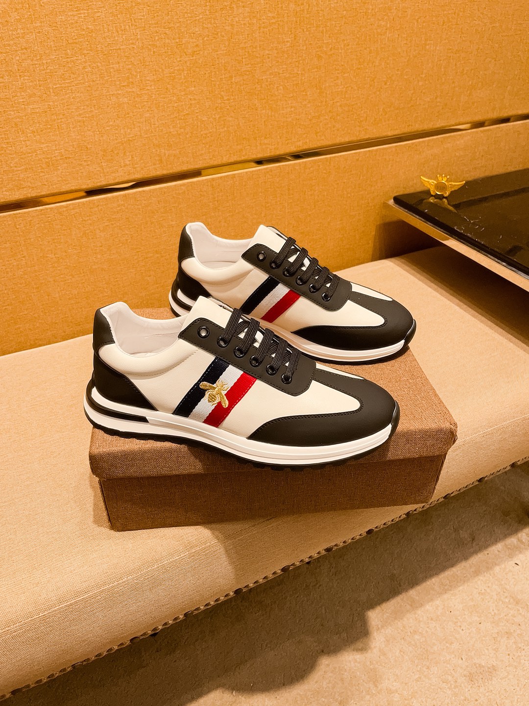 NO:353527,[Guqi] High-end men's shoes brand official website 11's latest masterpiece upper is made of imported Italian cowhide with technological fabric. Original, comfortable and breathable inner lining, original non-slip and wear-resistant sole, making walking more convenient and comfortable!  Exclusive new style, amazing work, beautiful 11 ​​replica [color] compared to the official quality!  Create a fashionable personality to set off your uniqueness!  A must-have for trendy men! Classic size: 38-44 Color 2 colors available, cowhide19860909【 古奇】男鞋高端品牌 官网11最新力作鞋面采用意大利进口头层牛皮搭配科技布面料 原版 舒适透气内里原版防滑耐磨大底制作,让行走更加便捷舒适！独家新款,惊世之作,与官方的质量相比美的11复刻[色]！打造时尚个性衬托你的与众不同！潮男必备!经典尺码:38-44 颜色 2色可选,,cowhide,Men's shoes