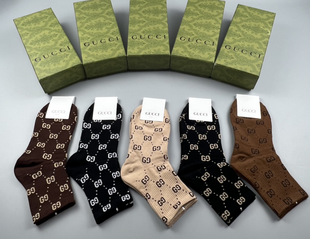  💛配专柜包装
Gucci（古驰）新款中长款堆堆袜袜子！一盒五双，专柜同步筒袜袜子，💛大牌出街，潮人必备