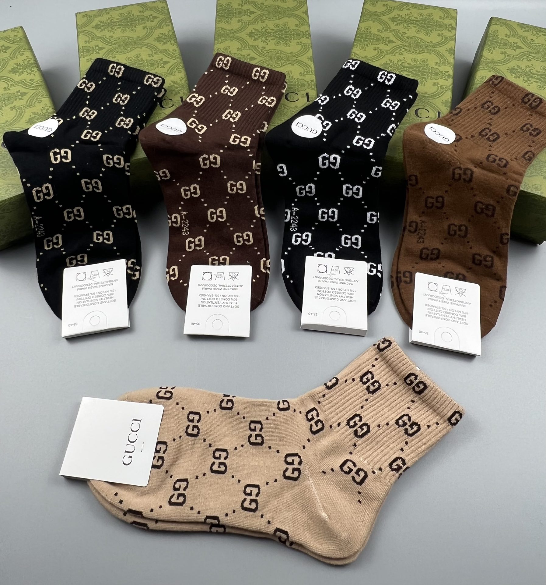  💛配专柜包装
Gucci（古驰）新款中长款堆堆袜袜子！一盒五双，专柜同步筒袜袜子，💛大牌出街，潮人必备
