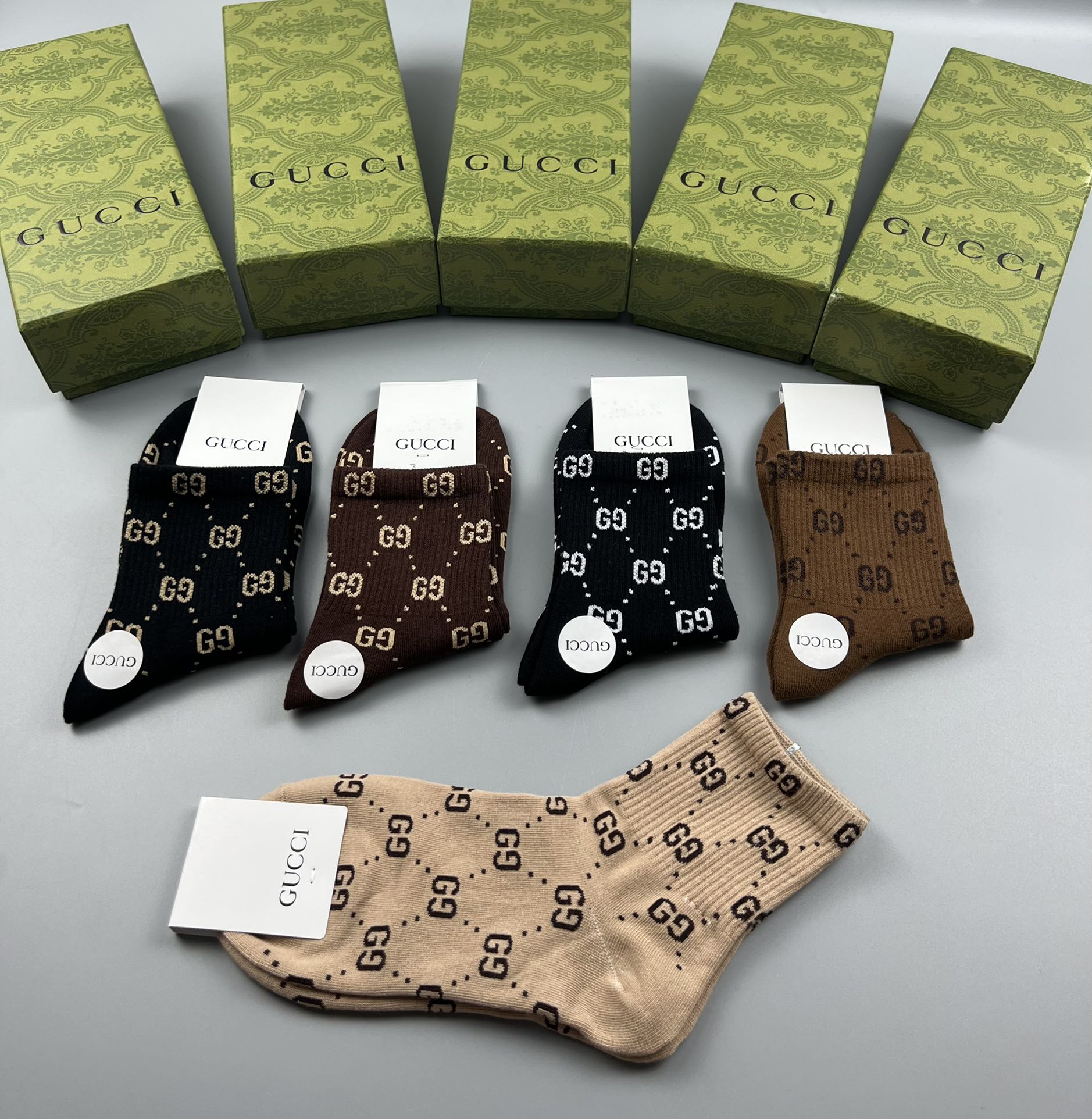  💛配专柜包装
Gucci（古驰）新款中长款堆堆袜袜子！一盒五双，专柜同步筒袜袜子，💛大牌出街，潮人必备