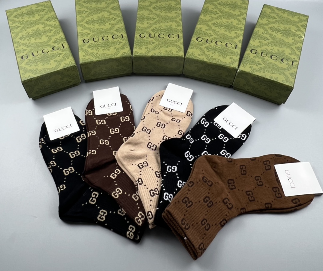  💛配专柜包装
Gucci（古驰）新款中长款堆堆袜袜子！一盒五双，专柜同步筒袜袜子，💛大牌出街，潮人必备