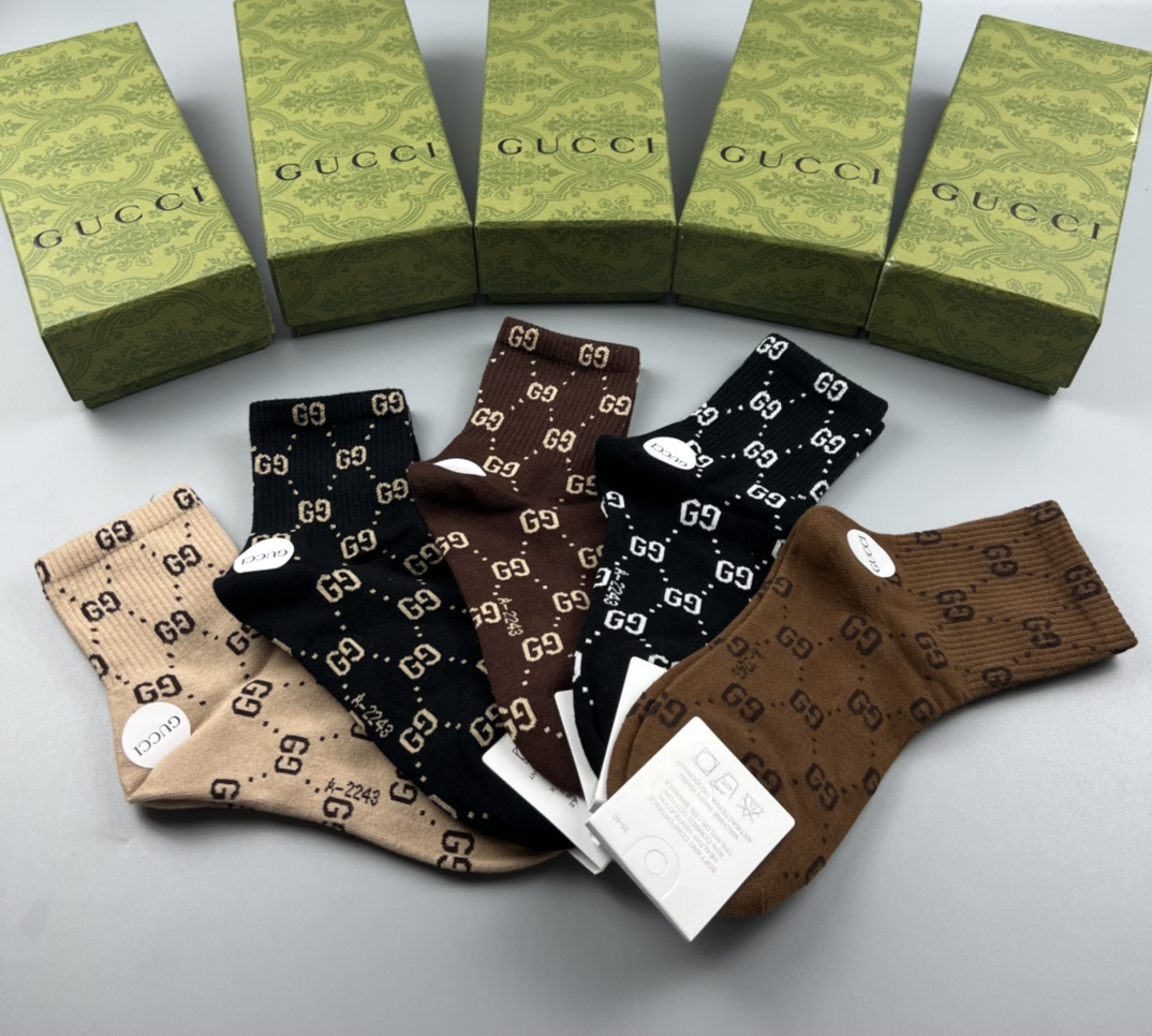 💛配专柜包装
Gucci（古驰）新款中长款堆堆袜袜子！一盒五双，专柜同步筒袜袜子，💛大牌出街，潮人必备