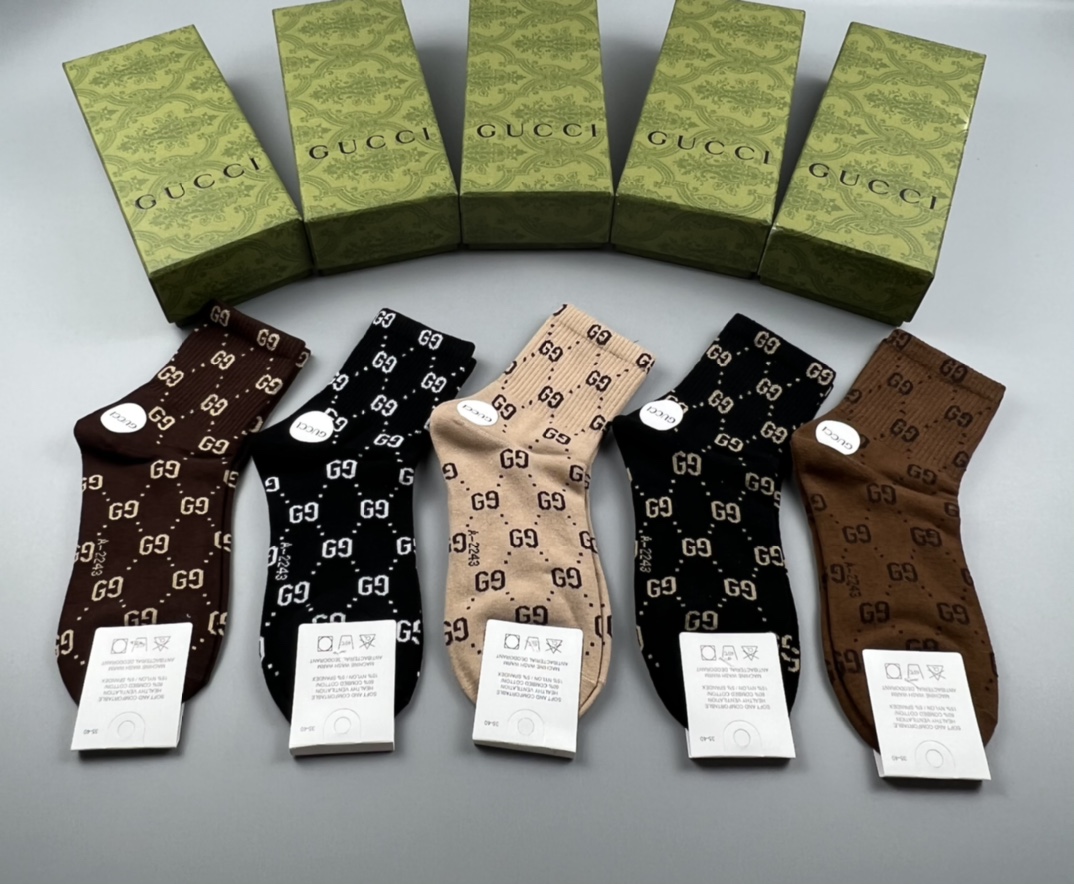  💛配专柜包装
Gucci（古驰）新款中长款堆堆袜袜子！一盒五双，专柜同步筒袜袜子，💛大牌出街，潮人必备