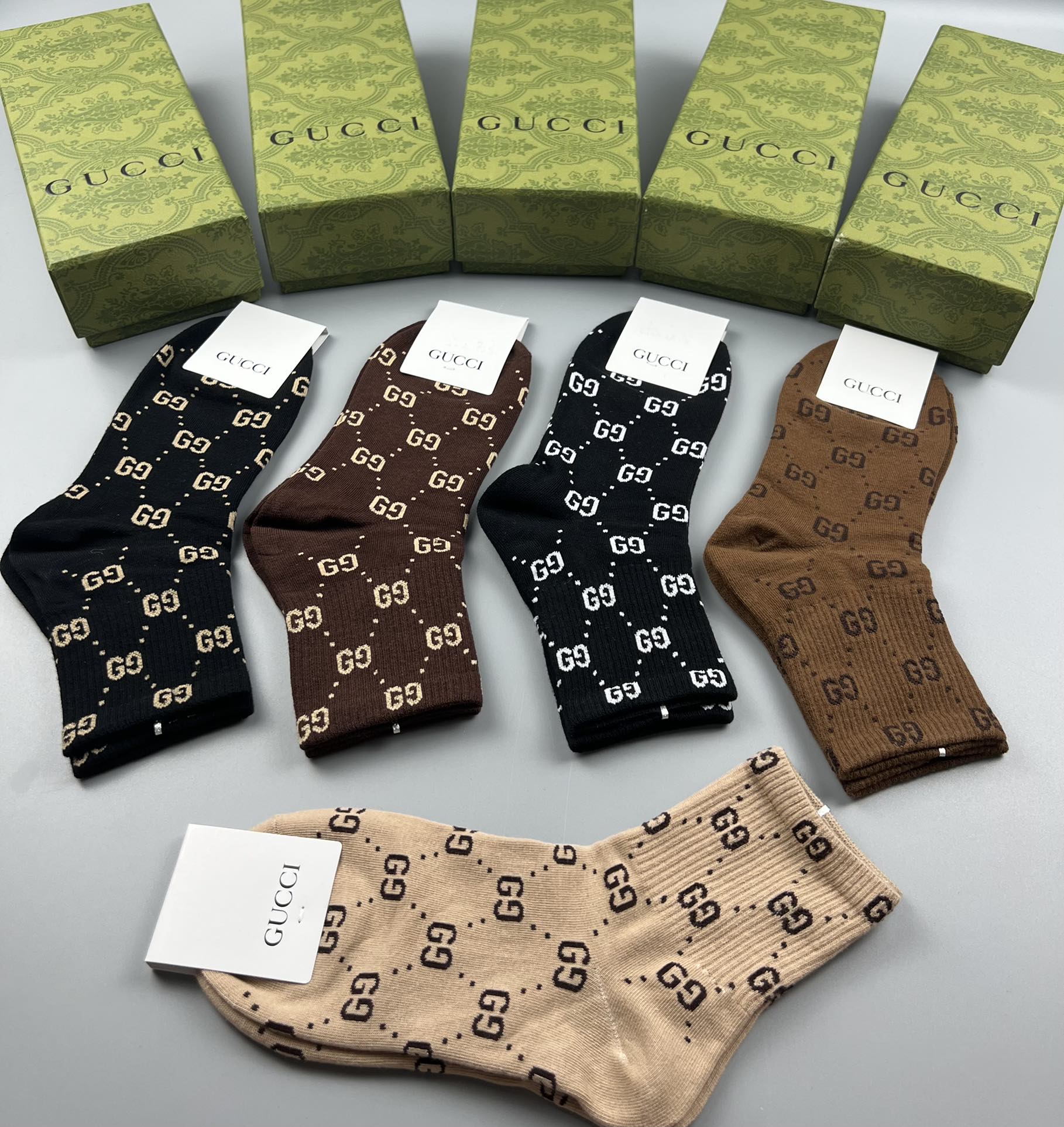  💛配专柜包装
Gucci（古驰）新款中长款堆堆袜袜子！一盒五双，专柜同步筒袜袜子，💛大牌出街，潮人必备