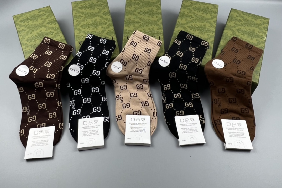  💛配专柜包装
Gucci（古驰）新款中长款堆堆袜袜子！一盒五双，专柜同步筒袜袜子，💛大牌出街，潮人必备