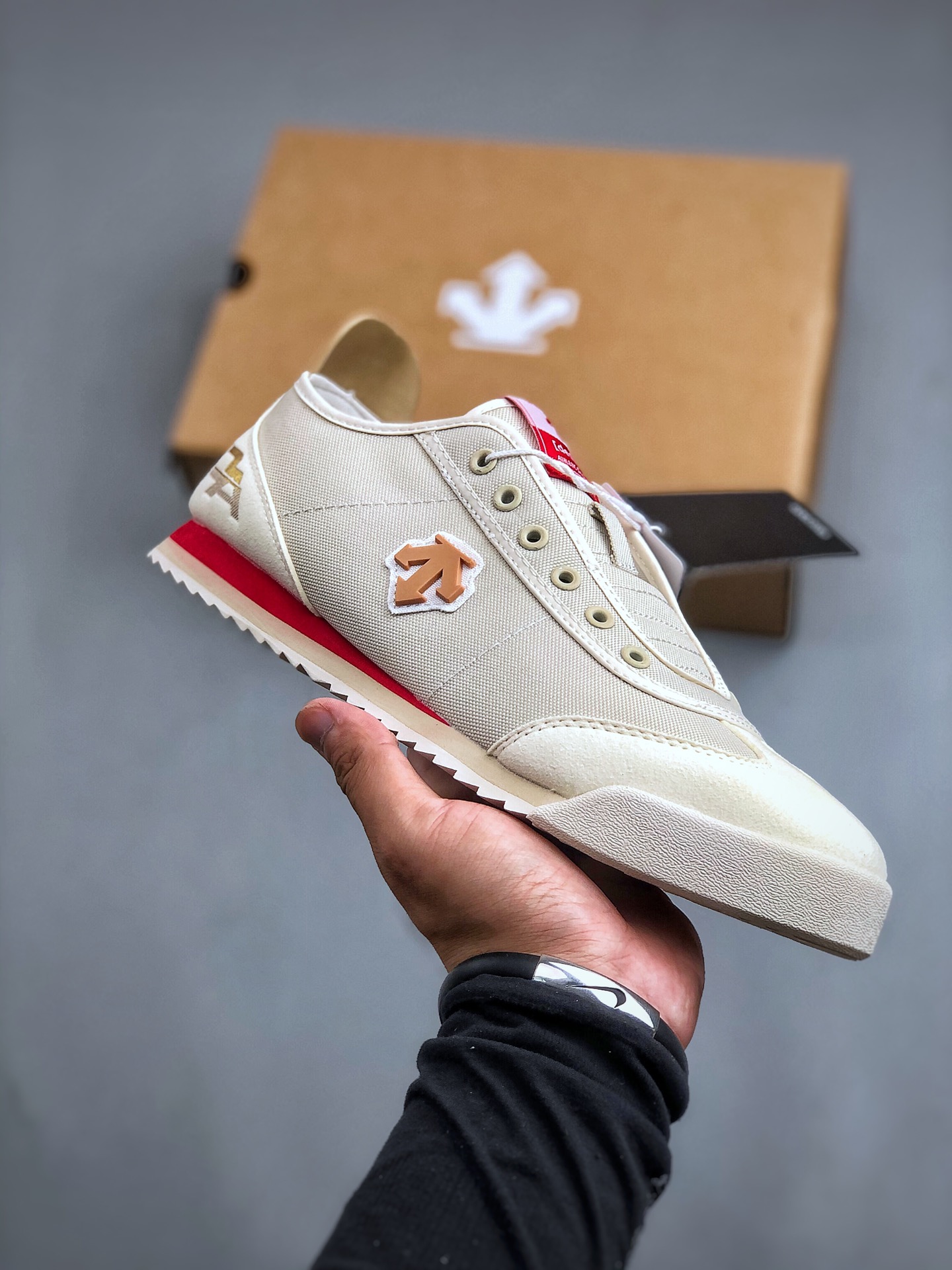 终端特价🉐️爆款福利🔥
跑量放店💰110 核心主推
原价市场160 180版本 纯原公司 
DESCENTE CHRON 迪桑特复古运动一脚蹬帆布鞋👏透气休闲鞋 轻松方便的一脚蹬设计 搭配轻质弹性鞋底 脚感舒适 简洁的帆布鞋面设计适用于多场景穿搭 官方货号: D4231LSN14 尺码：36-45