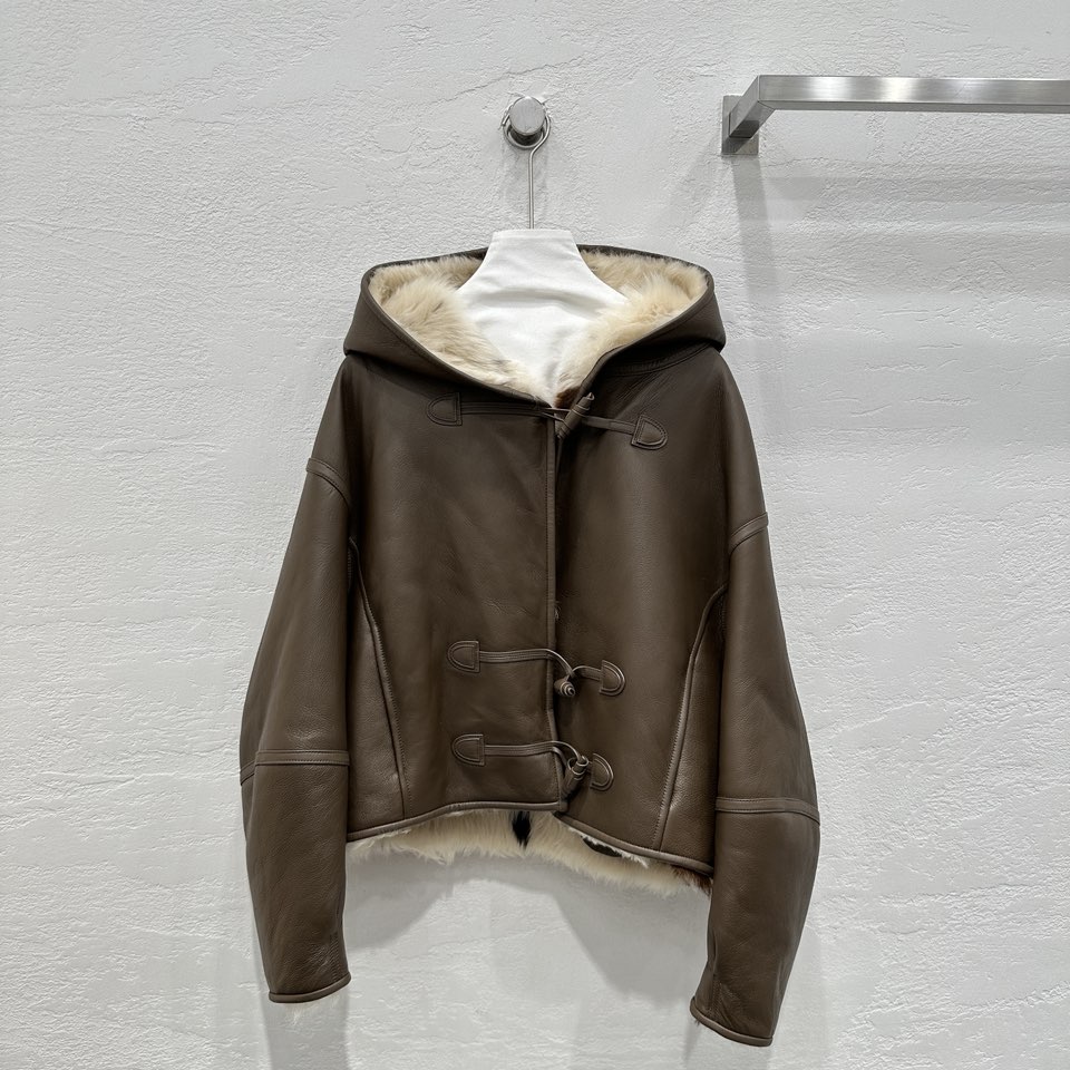 NO:661330,The exclusive first release of high-end original quality Ch*le24 new autumn and winter products, imported Tuscan fur one-piece short hooded jacket!  The classic customized H-shaped upper body is luxurious and elegant. Fashionable and handsome, the upper body can be sweet or salty and versatile!  The original customized version is highly inclusive and the hooded design has a leather buckle for a stylish look!  The same color matching design is fashionable and advanced!  A must-have winter fashion and versatile item!  Perfect workmanship quality depends on the details!  One color SML. M size bust 114, dropped shoulder sleeve length 70, dress length 52., women's clothing, jackets & coats, jackets & coats, hats,  19860909独家首发高端原单品质Ch*le24秋冬新品 托斯卡纳进口皮毛一体短款连帽夹克外套！经典定制H版型上身奢华大气.时髦又帅气上身可甜可盐风格百搭！原版定制版型包容性极强连帽设计真皮扣畔彰显时尚气息！同色系搭配设计时髦又高级！必备的一款冬季时尚百搭单品！完美做工品质看细节！一色SML. M码胸围114,落肩袖长70,衣长52.,女装,jackets & coats,jackets & coats,hats, ,Women's clothing