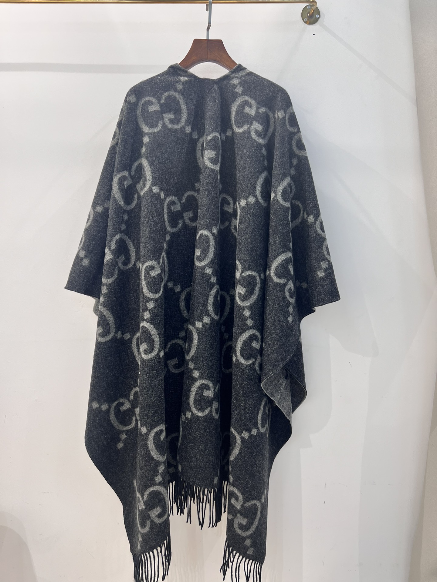 💟古琦这款披巾性价比非常高，因为实在是太保暖啦！完全当一件厚斗篷穿！超高克重，完美做工，侧后面开叉设计，