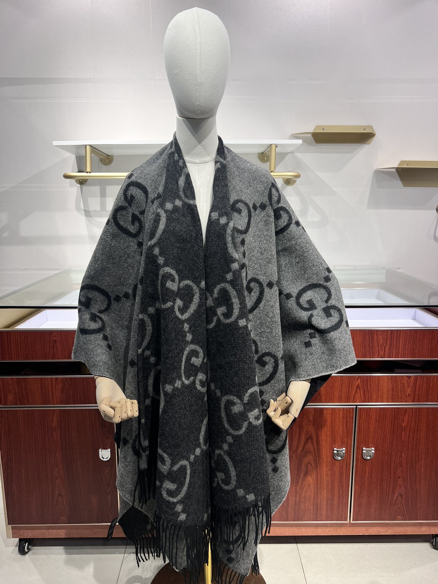 💟古琦这款披巾性价比非常高，因为实在是太保暖啦！完全当一件厚斗篷穿！超高克重，完美做工，侧后面开叉设计，