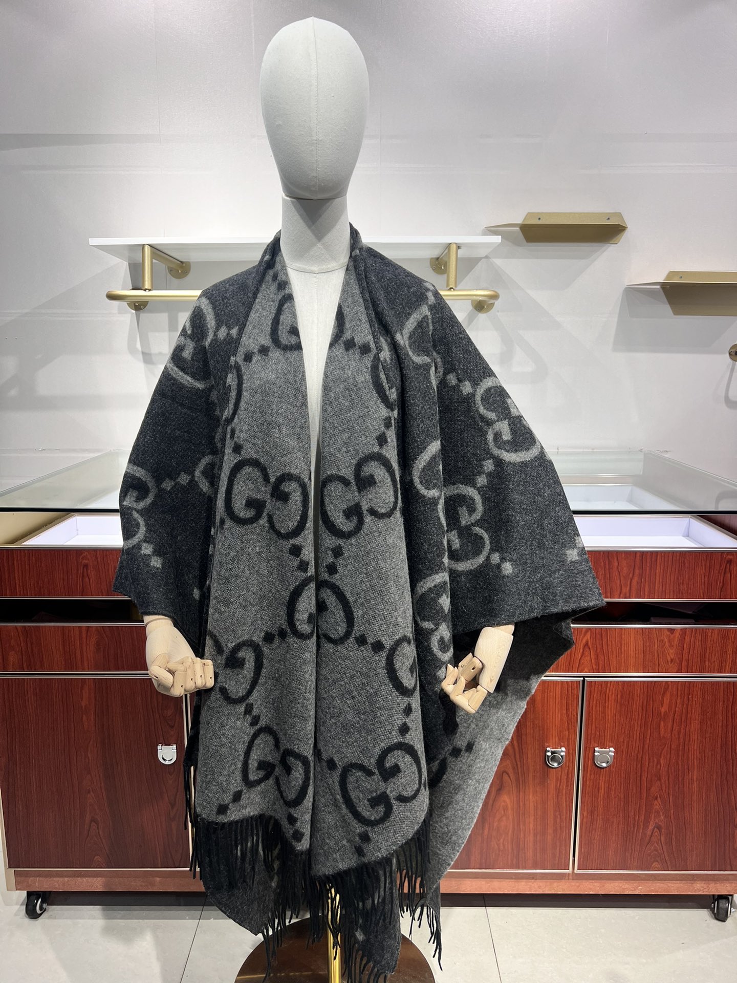 💟古琦这款披巾性价比非常高，因为实在是太保暖啦！完全当一件厚斗篷穿！超高克重，完美做工，侧后面开叉设计，