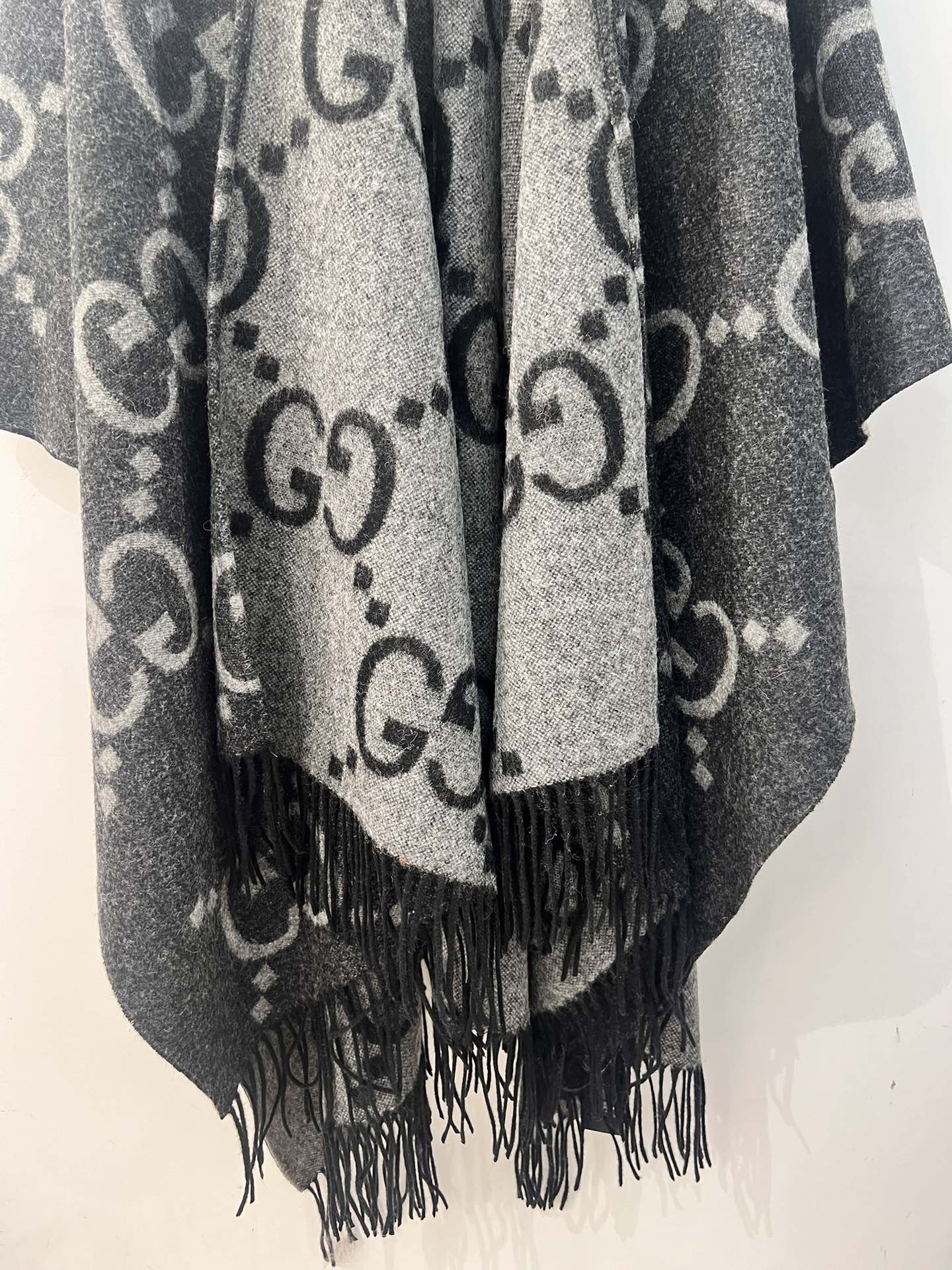 💟古琦这款披巾性价比非常高，因为实在是太保暖啦！完全当一件厚斗篷穿！超高克重，完美做工，侧后面开叉设计，