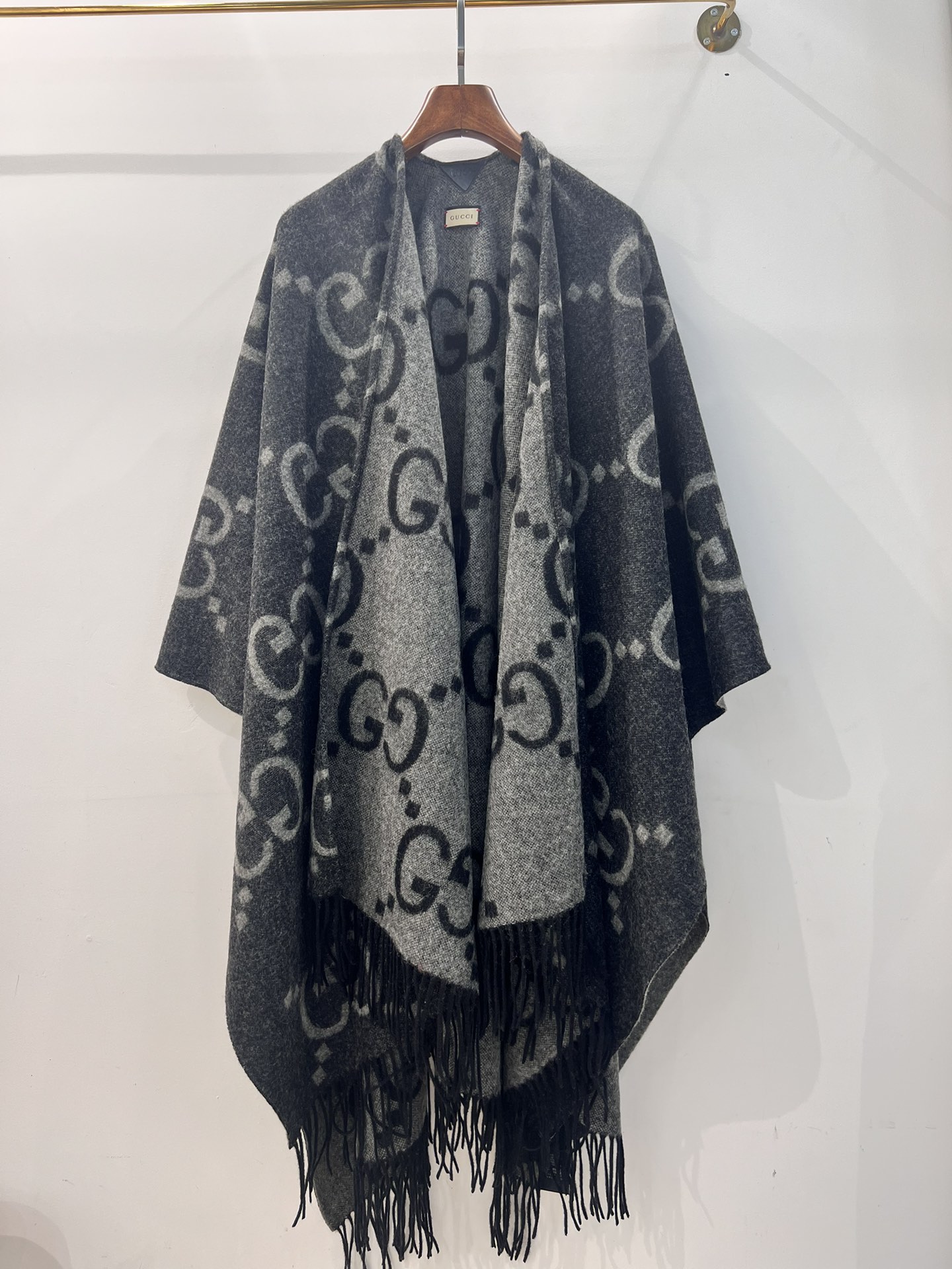 💟古琦这款披巾性价比非常高，因为实在是太保暖啦！完全当一件厚斗篷穿！超高克重，完美做工，侧后面开叉设计，