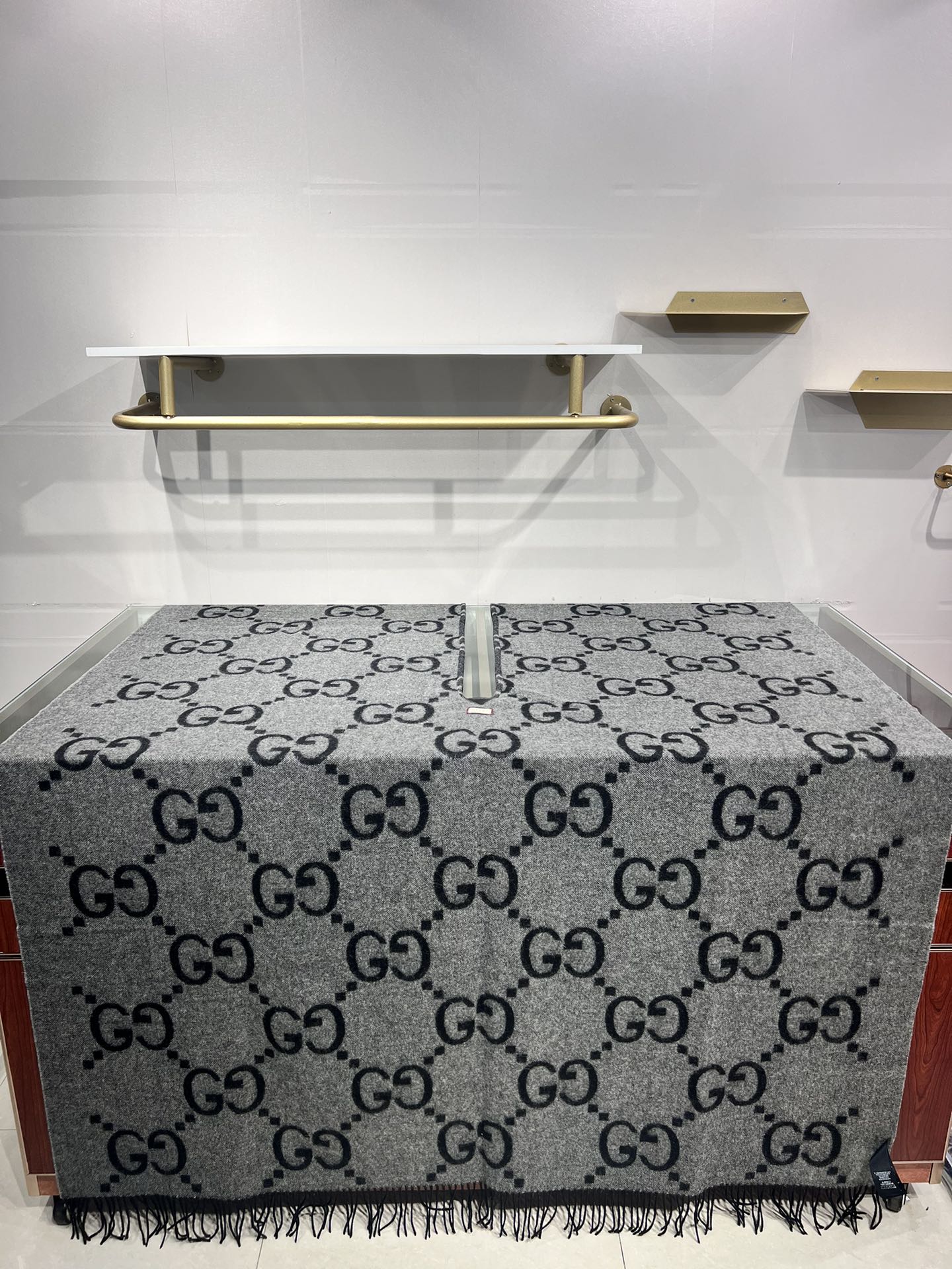 💟古琦这款披巾性价比非常高，因为实在是太保暖啦！完全当一件厚斗篷穿！超高克重，完美做工，侧后面开叉设计，