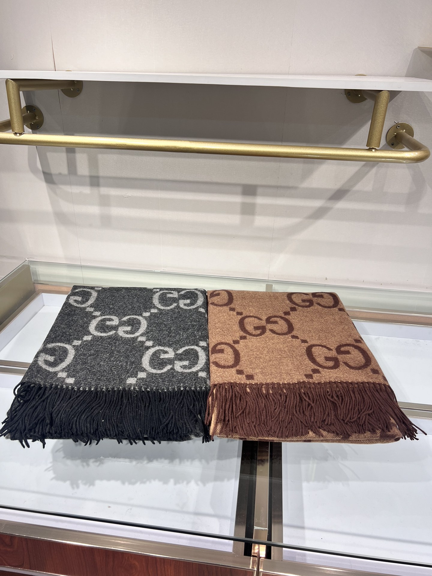 💟古琦这款披巾性价比非常高，因为实在是太保暖啦！完全当一件厚斗篷穿！超高克重，完美做工，侧后面开叉设计，