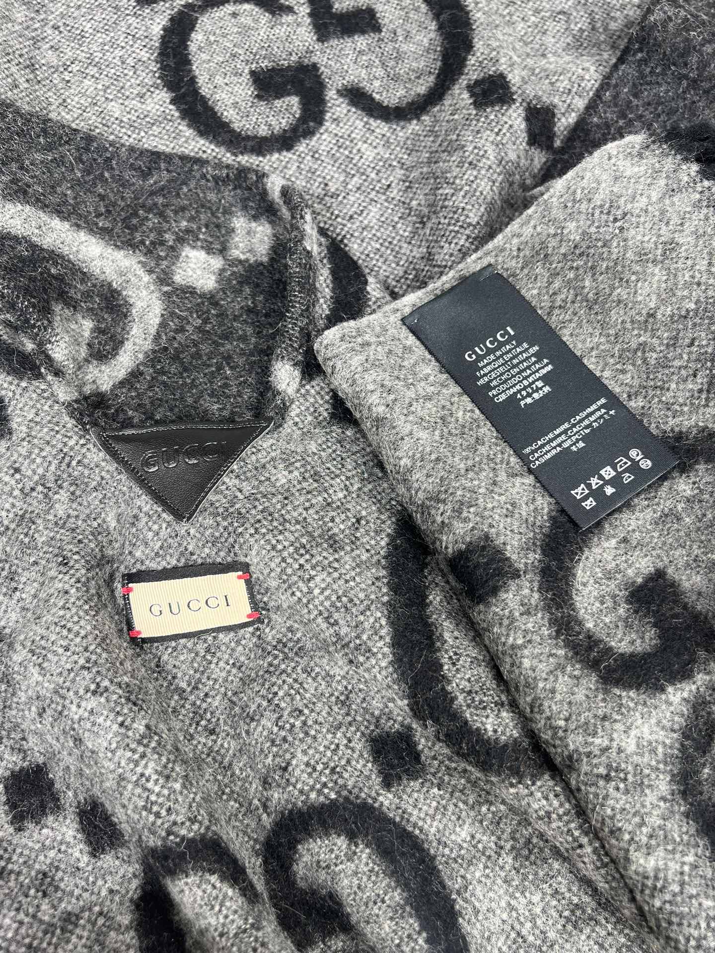 💟古琦这款披巾性价比非常高，因为实在是太保暖啦！完全当一件厚斗篷穿！超高克重，完美做工，侧后面开叉设计，