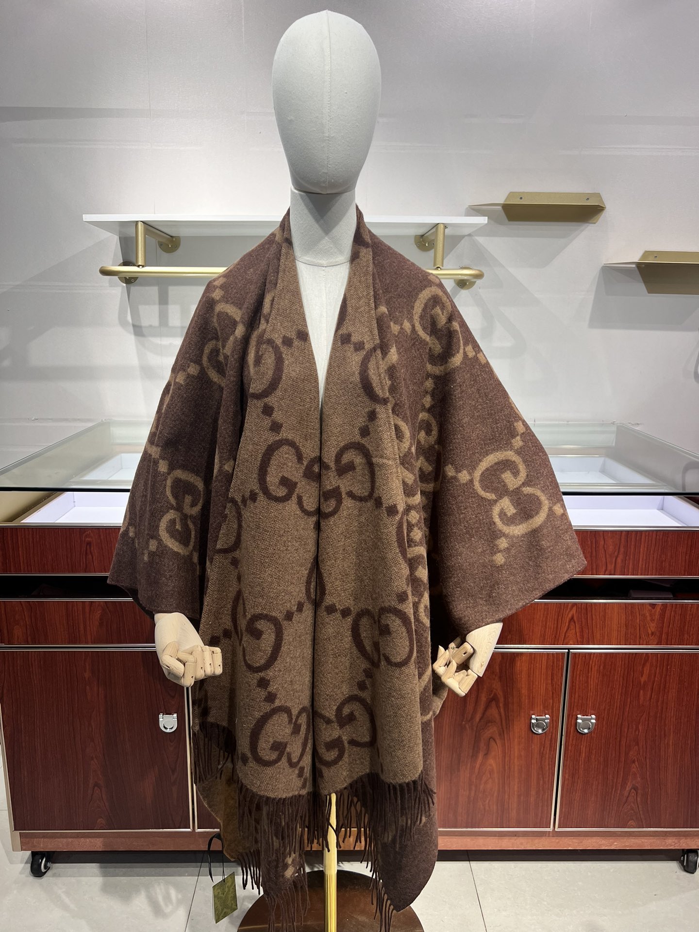 💟古琦这款披巾性价比非常高，因为实在是太保暖啦！完全当一件厚斗篷穿！超高克重，完美做工，侧后面开叉设计，