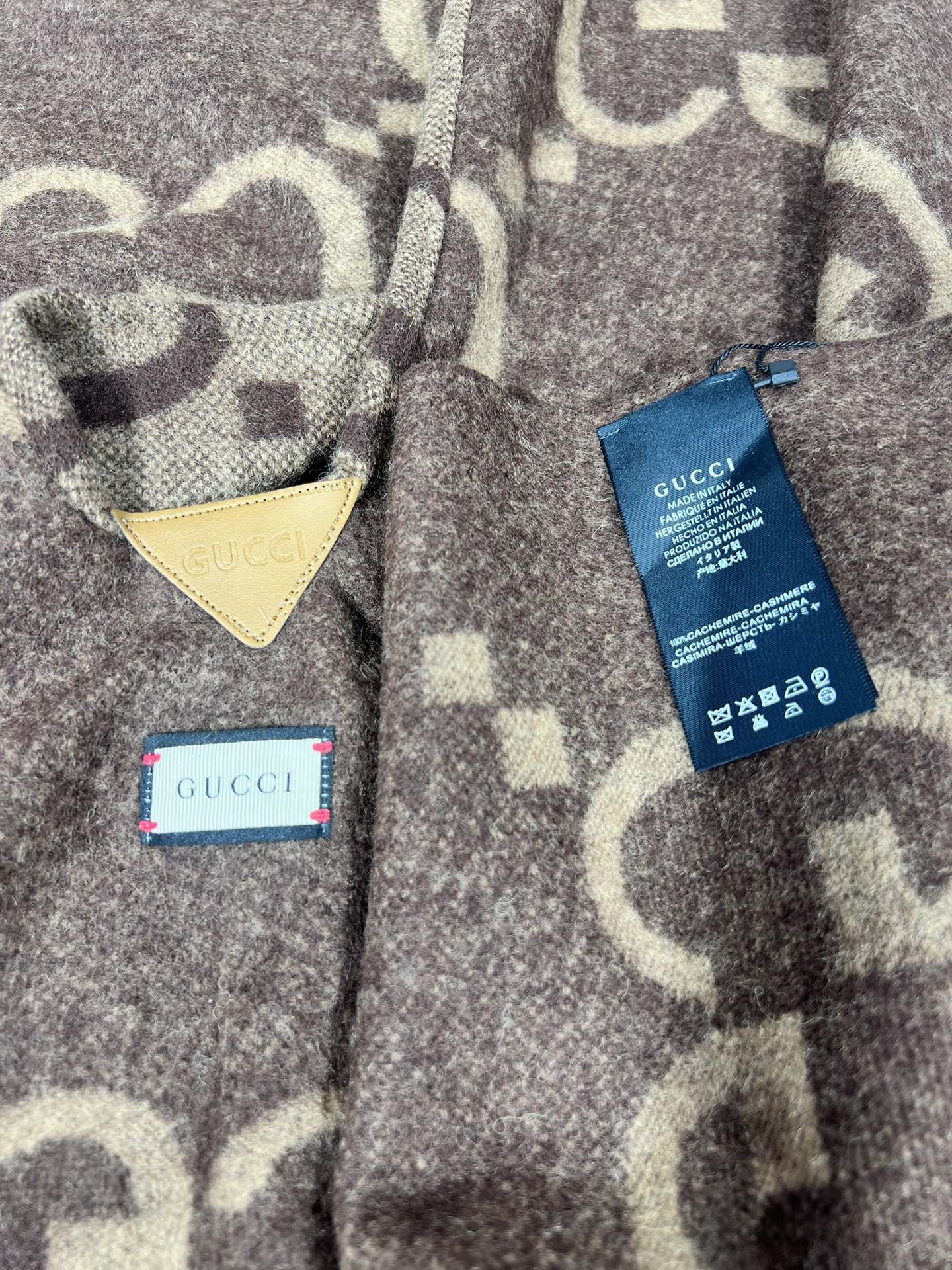 💟古琦这款披巾性价比非常高，因为实在是太保暖啦！完全当一件厚斗篷穿！超高克重，完美做工，侧后面开叉设计，