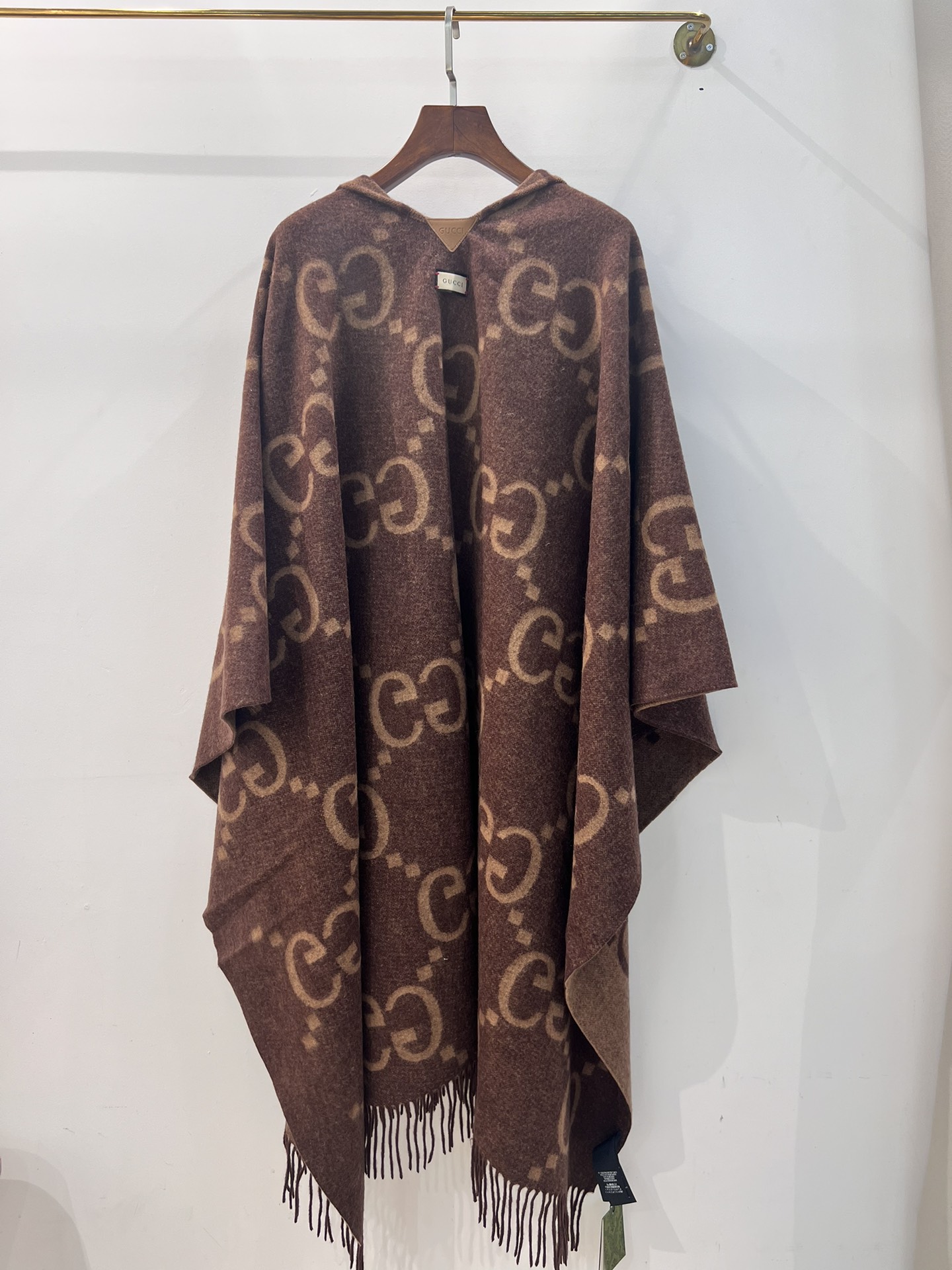 💟古琦这款披巾性价比非常高，因为实在是太保暖啦！完全当一件厚斗篷穿！超高克重，完美做工，侧后面开叉设计，