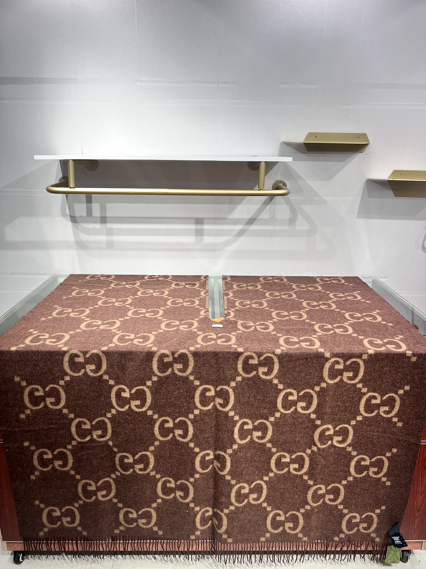 💟古琦这款披巾性价比非常高，因为实在是太保暖啦！完全当一件厚斗篷穿！超高克重，完美做工，侧后面开叉设计，