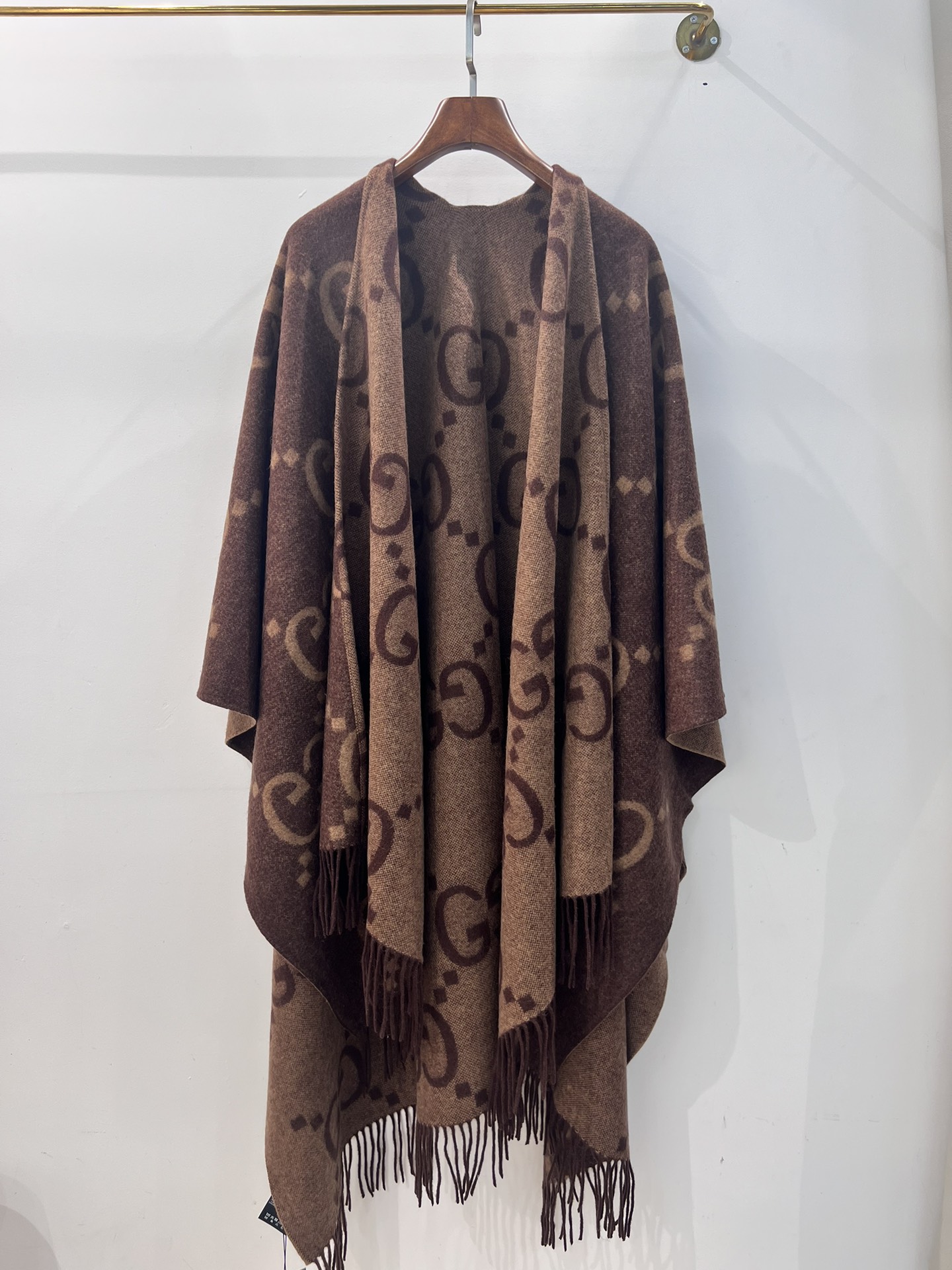 💟古琦这款披巾性价比非常高，因为实在是太保暖啦！完全当一件厚斗篷穿！超高克重，完美做工，侧后面开叉设计，