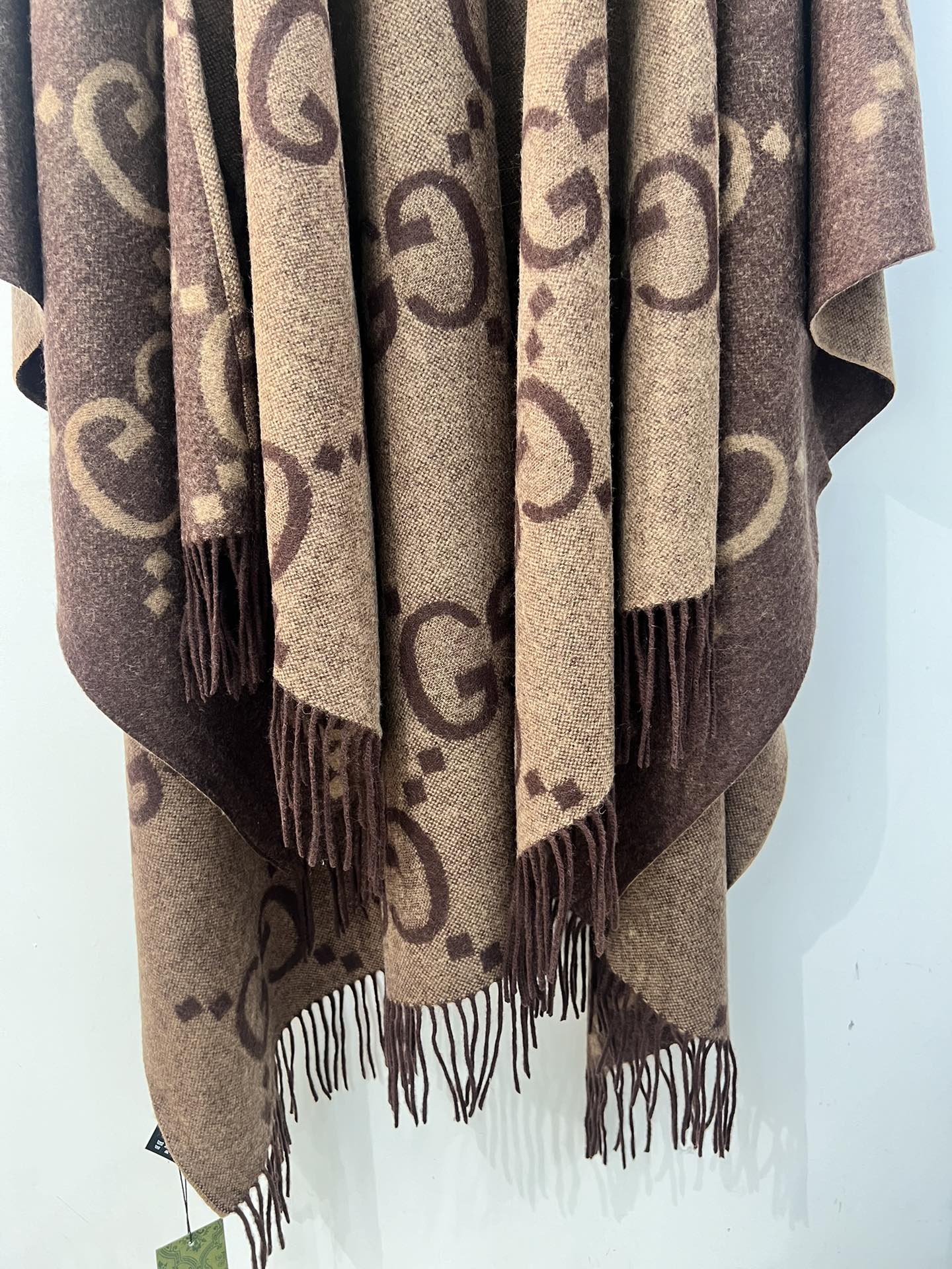 💟古琦这款披巾性价比非常高，因为实在是太保暖啦！完全当一件厚斗篷穿！超高克重，完美做工，侧后面开叉设计，