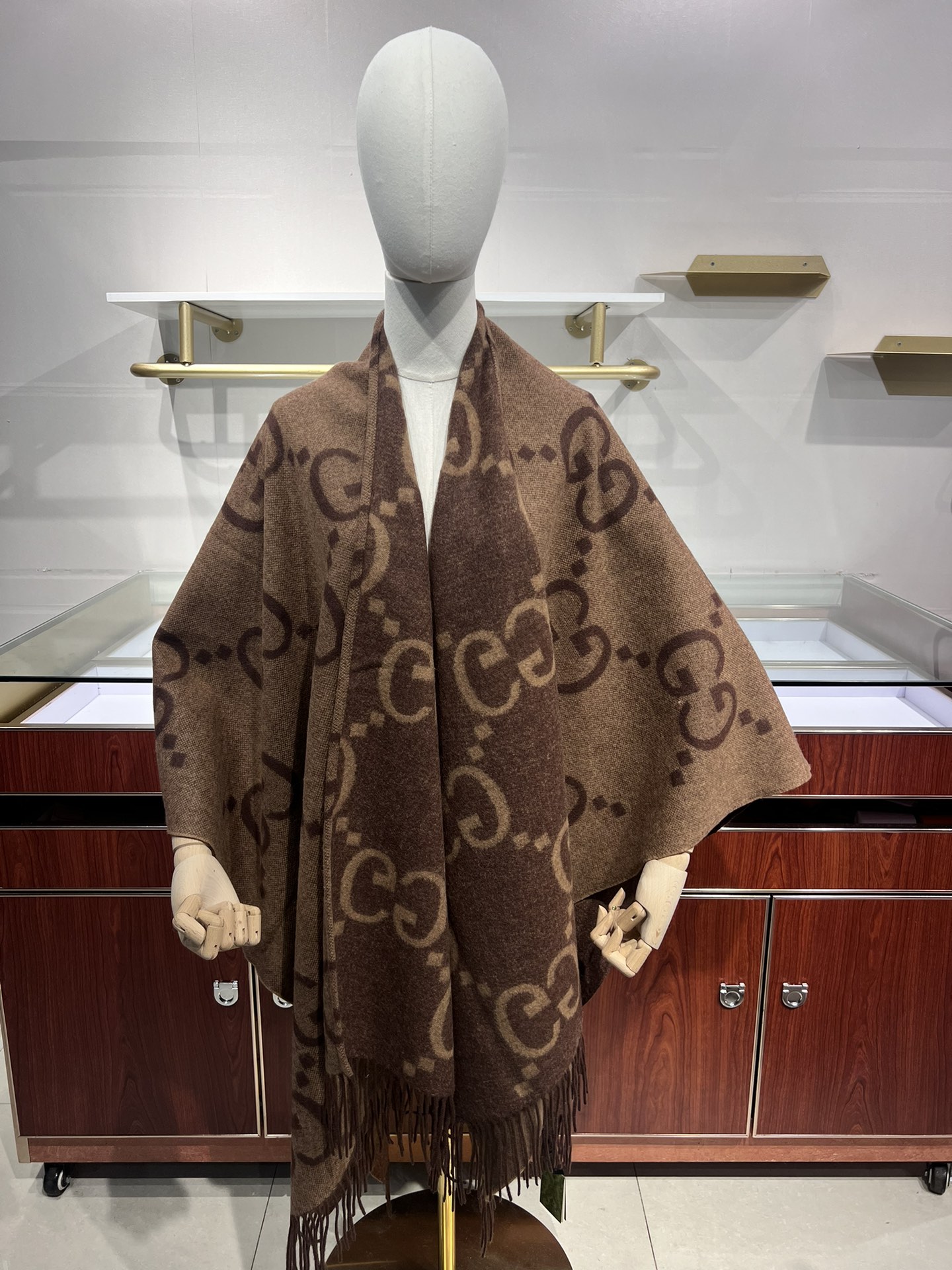 💟古琦这款披巾性价比非常高，因为实在是太保暖啦！完全当一件厚斗篷穿！超高克重，完美做工，侧后面开叉设计，